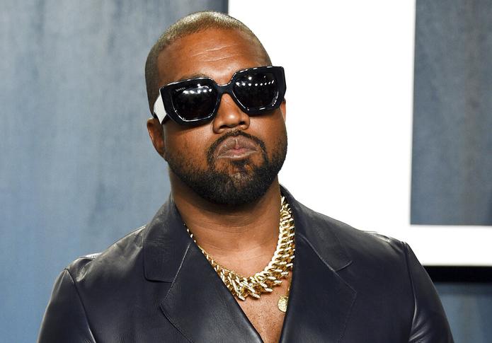 ARCHIVO - Kanye West llega a la fiesta del Oscar de Vanity Fair en Beverly Hills, California, el 9 de febrero de 2020. Kanye West logra un álbum introspectivo y cohesivo en "Donda". (Foto por Evan Agostini/Invision/AP, Archivo)