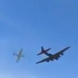 Dos aviones militares chocan durante una exposición aeronáutica en Texas