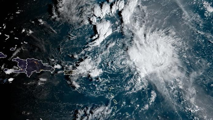 Una vaguada y la tormenta tropical Peter al norte y noreste de Puerto Rico. (NOAA)