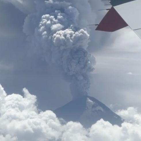 Erupción del volcán Popocatépetl es captada desde avión
