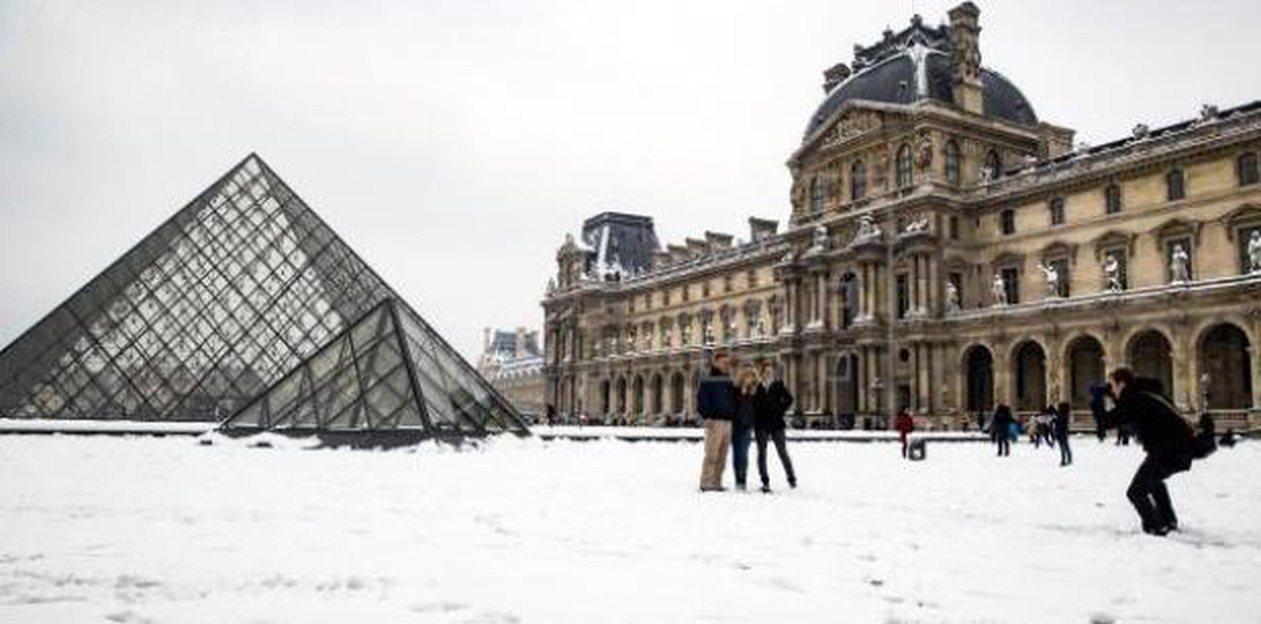 El personal del Louvre  se acogió a lo que el código laboral francés llama "derecho de retirada", es decir, ausentarse de su puesto sin informar al empleador. (EFE)