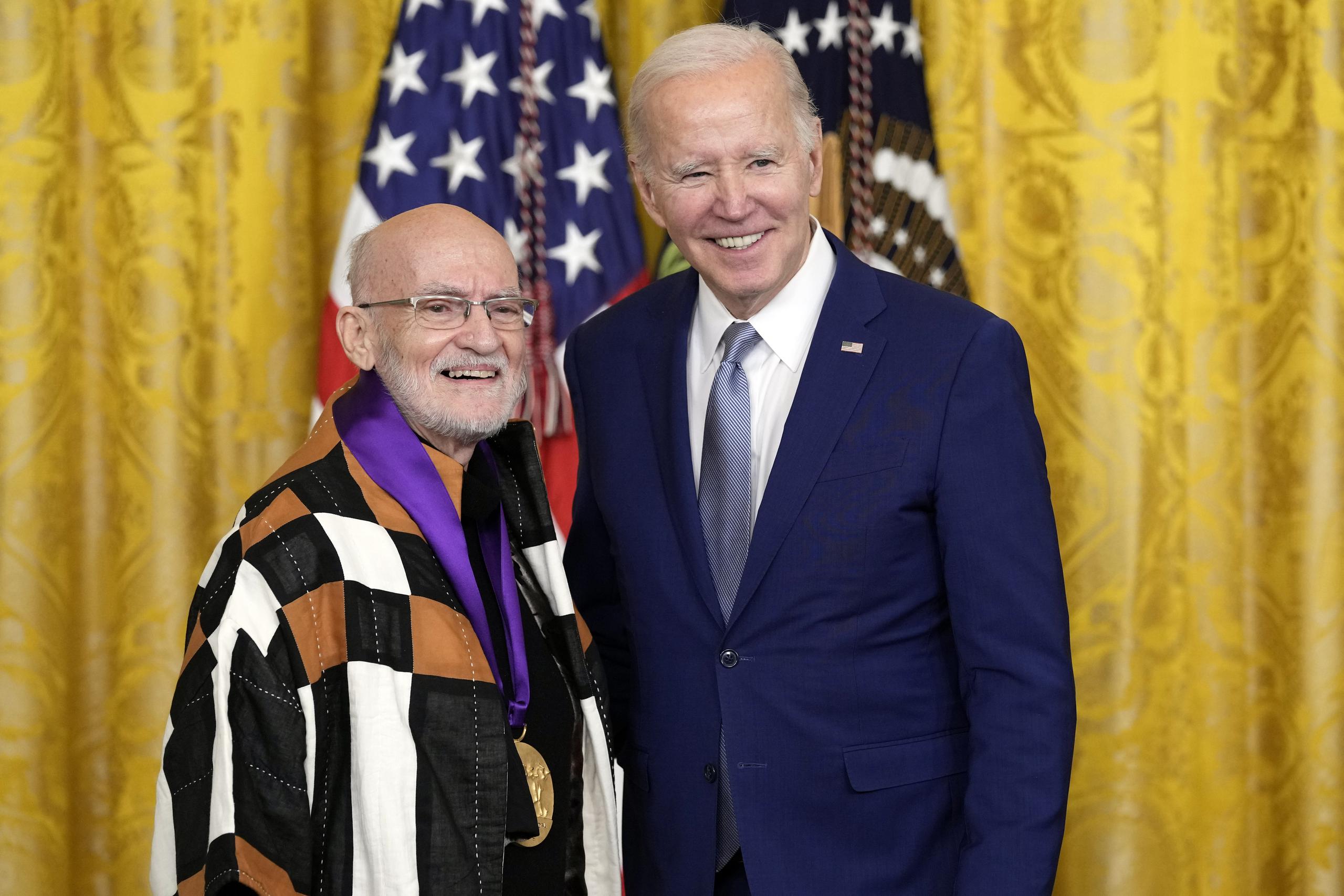 El presidente Joe Biden entrega la Medalla Nacional de las Artes 2021 a Antonio Martorell-Cardona en la Casa Blanca en Washington, el martes 21 de marzo de 2023. (AP Photo/Susan Walsh)
