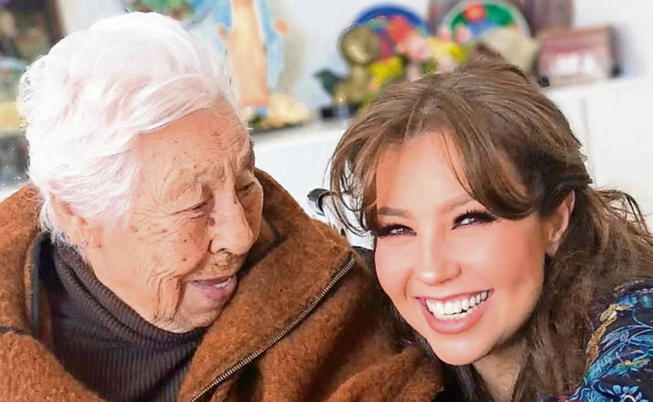 Thalía y su abuela Eva Mange.