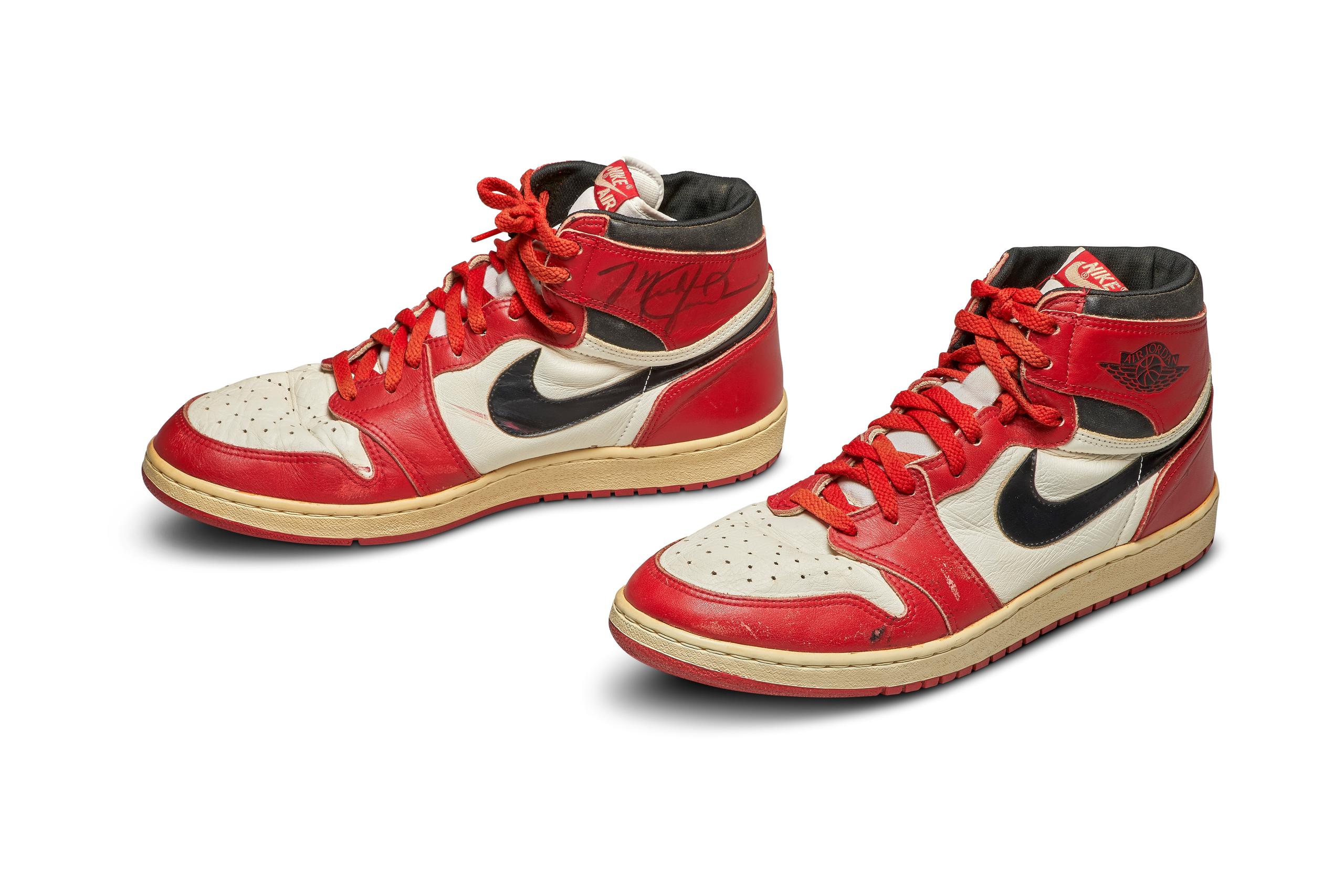 Fotografía cedida por la casa de subastas Sotheby's donde se muestra las Nike Air Jordan 1S que acaban de romper el récord del calzado más caro vendido vía subasta en la historia. En los últimos minutos de la subasta el precio ofrecido subió por más de 300,000 dólares.
