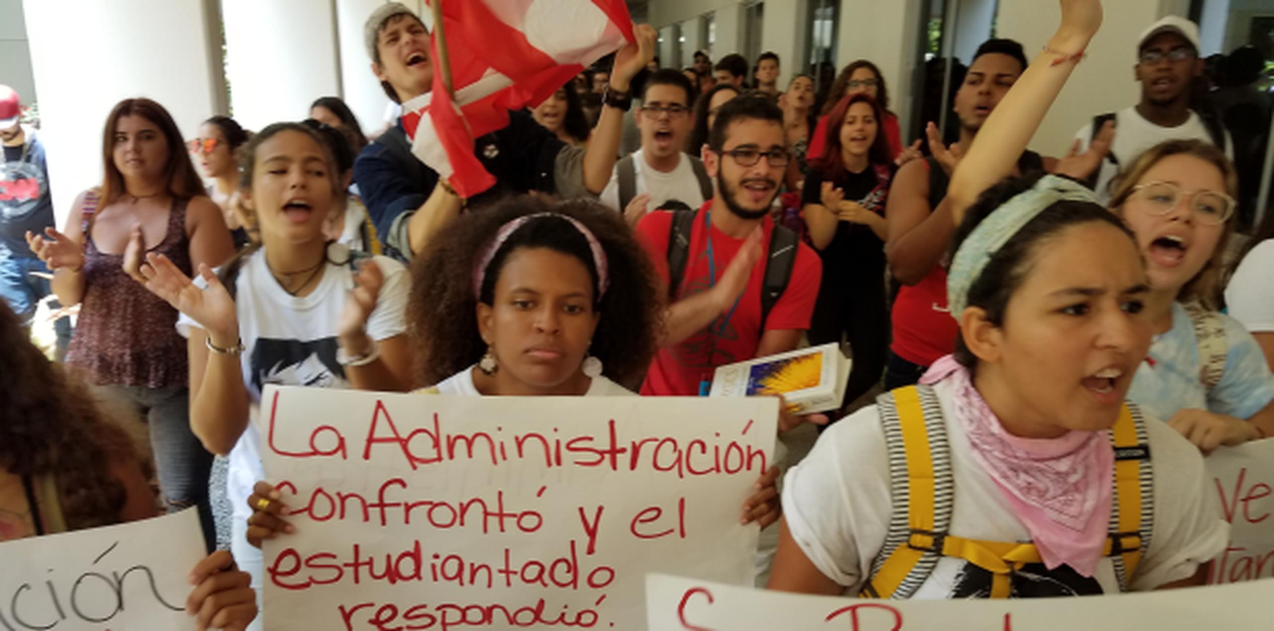 Decenas de estudiantes participaron de un "plenazo" de protesta hoy alrededor del campus de Río Piedras. (wandaliz.vega@gfrmedia.com)
