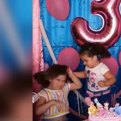 Mira el vídeo de la niña que pelea con su hermana por apagar su vela de cumpleaños