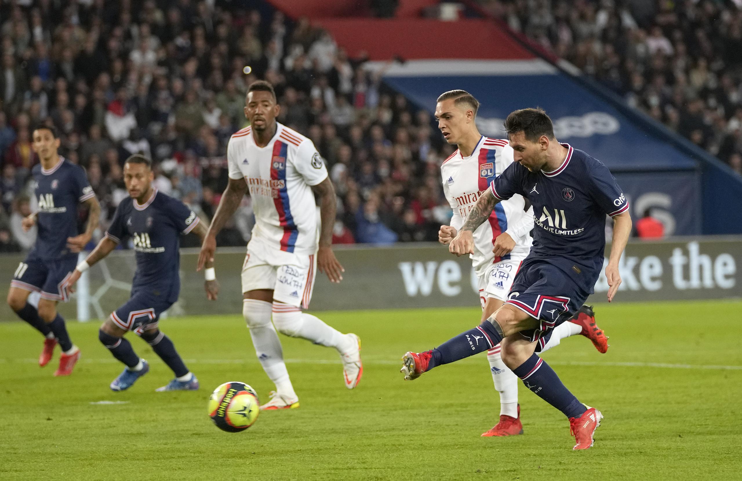 Lionel Messi en acción durante un partido del PSG contra Lyon en París el 19 de septiembre del 2021. La FIFA anuncia una nueva fase de consultas con jugadores y dirigentes en torno a su propuesta de jugar la Copa Mundial cada dos años.