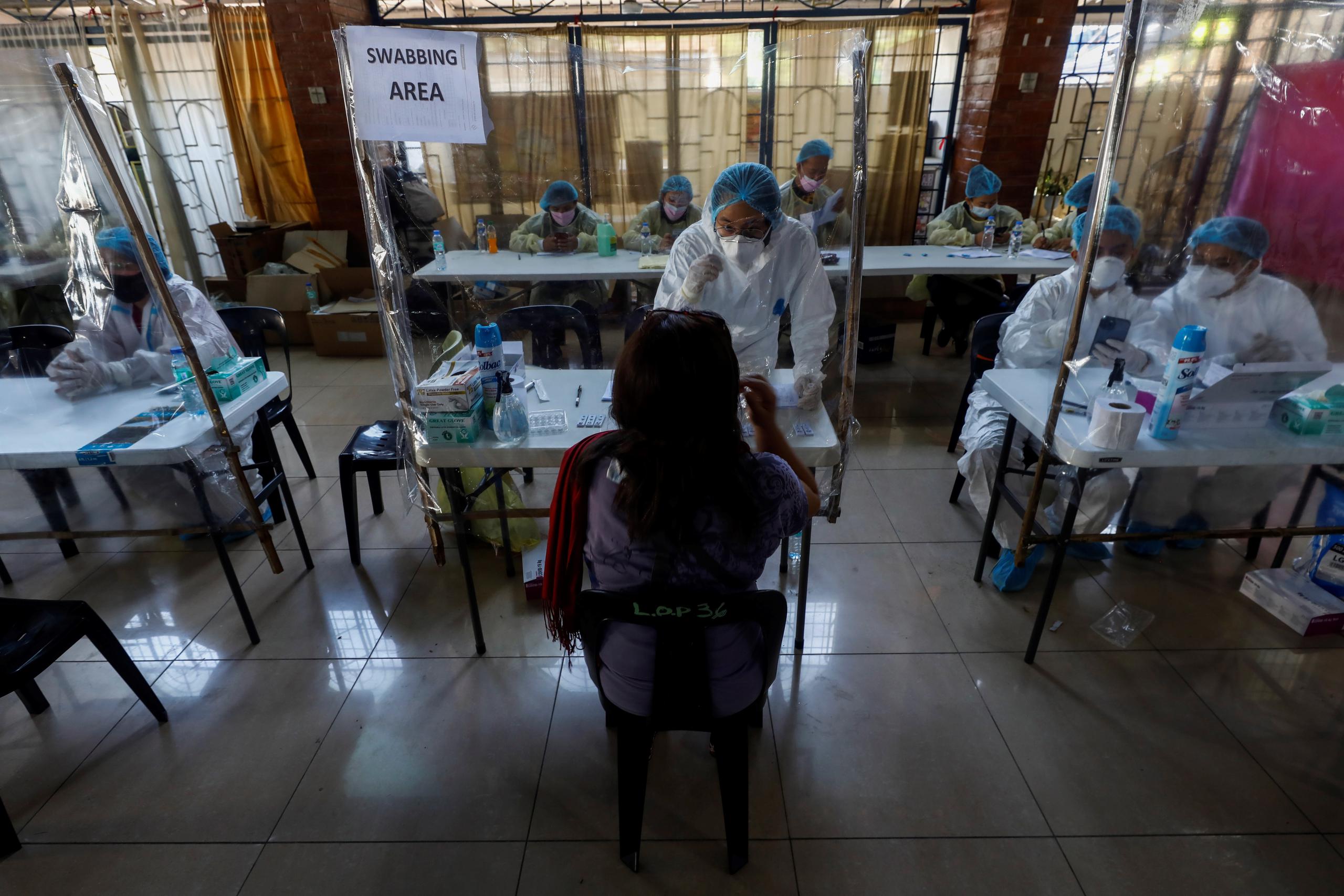 El presidente filipino, Rodrigo Duterte, llegó a anunciar la semana pasada que concede poderes a la policía municipal para arrestar a aquellos sin vacunar que se salten el confinamiento.