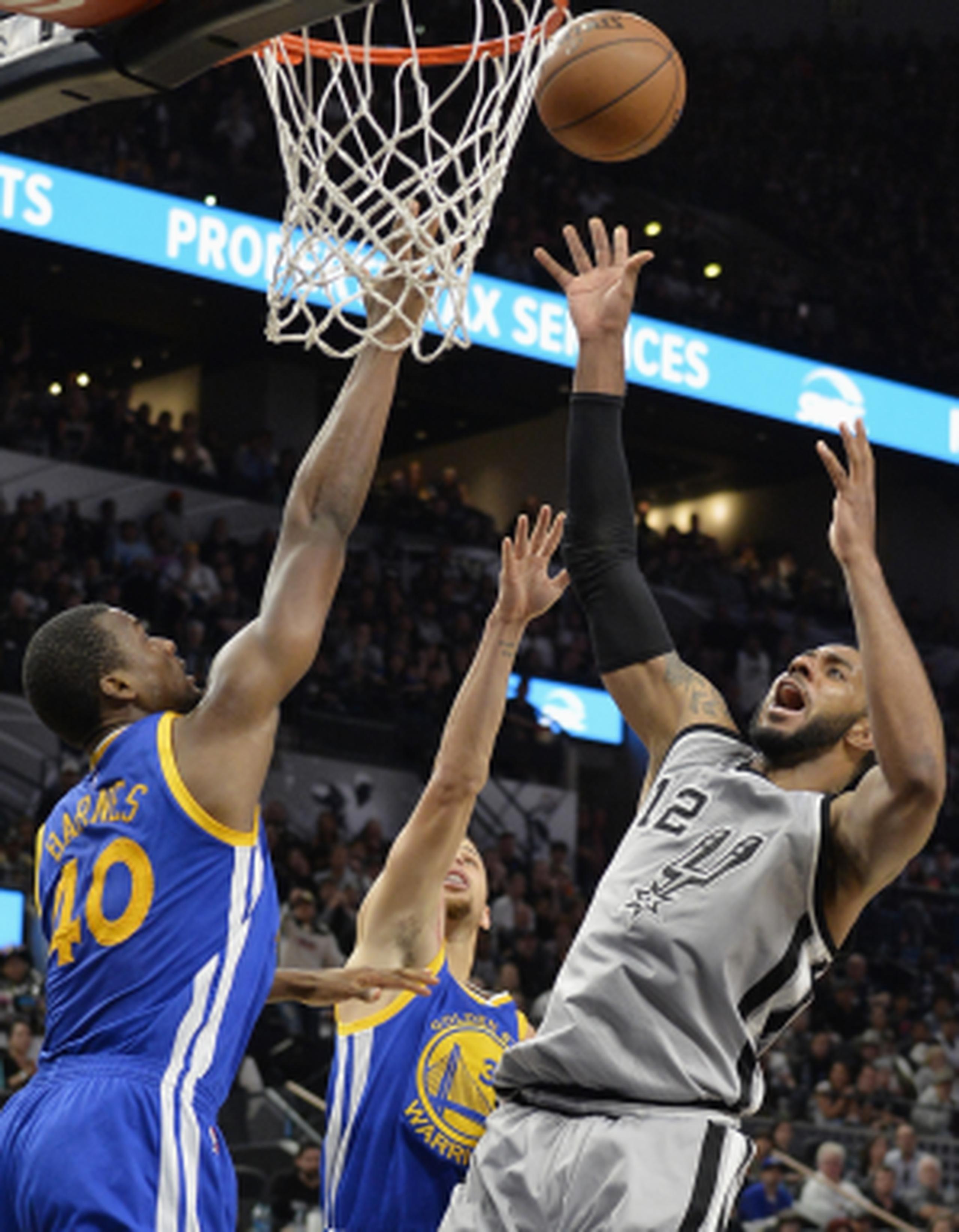 LaMarcus Aldridge lideró la ofensiva ganadora de los Spurs de San Antonio con 26 puntos y 13 rebotes.(AP/Darren Abate)
