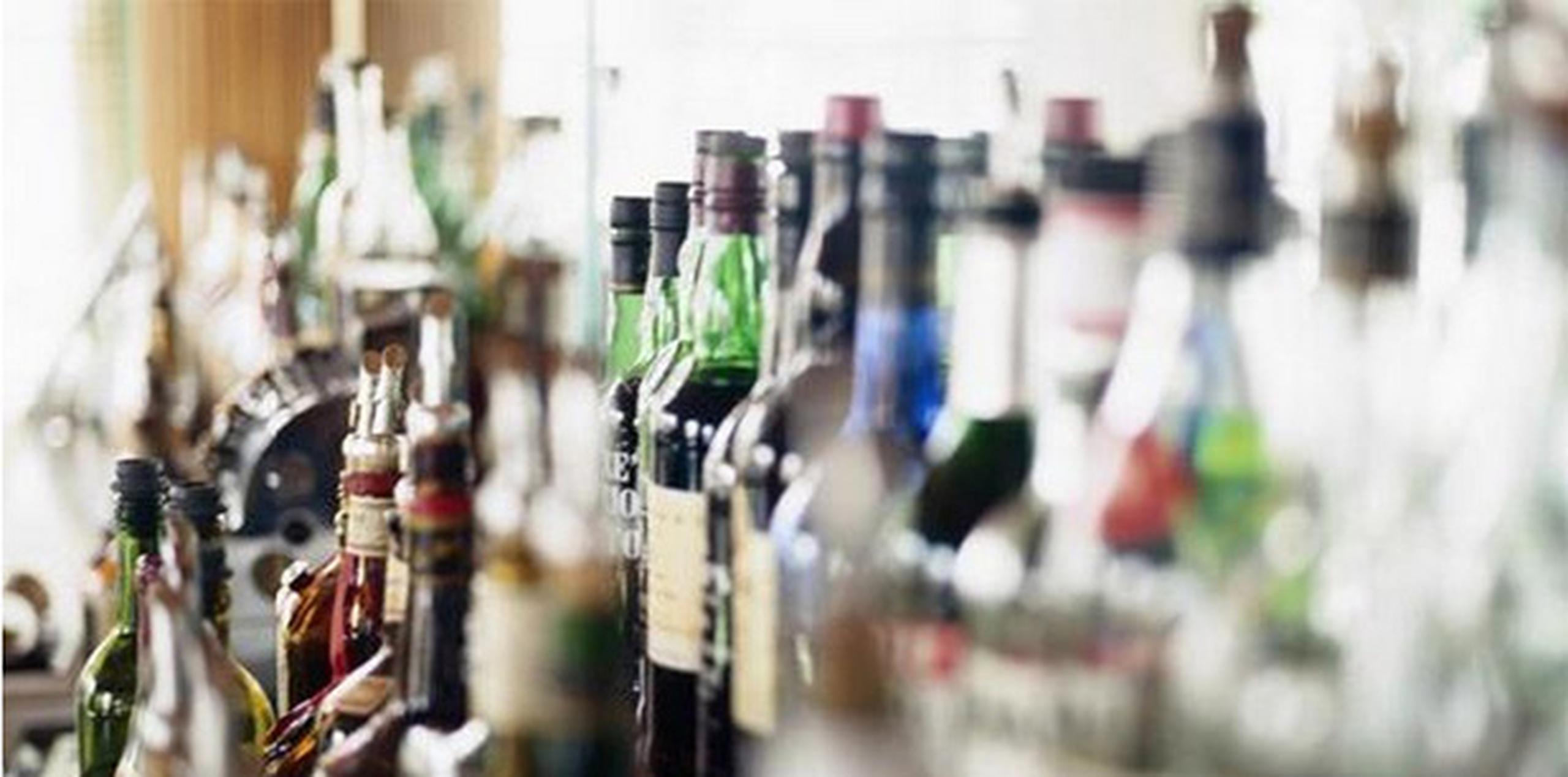 El negocio The Bear Tavern recibió multas por la suma de $3,500 por presuntamente poseer bebidas sin pagar impuestos, alterar bebidas alcohólicas y diluirlas y por servir bebidas no identificadas. (Archivo)