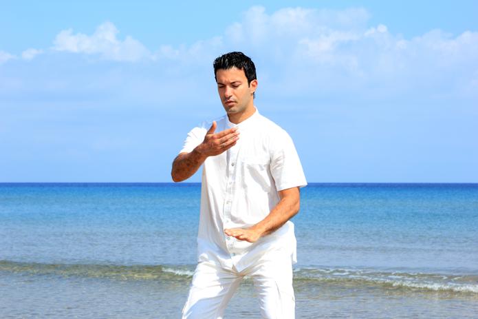 El tai chi es arte marcial chino, que combina el movimiento y la relajación, es bueno tanto para el cuerpo como para la mente.