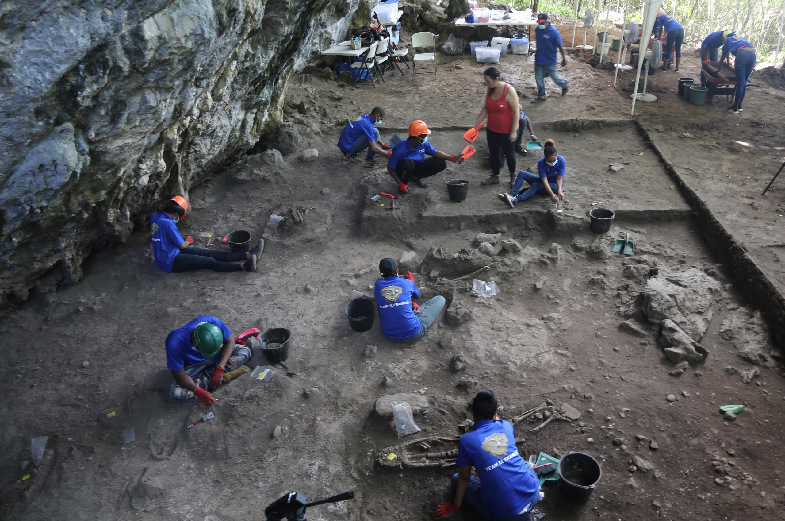 Fotografía cedida por Adolfo López donde se muestra un grupo arqueólogos trabajando en un sitio de un hallazgo arqueológico en Santo Domingo, en República Dominicana. (EFE / Adolfo López)