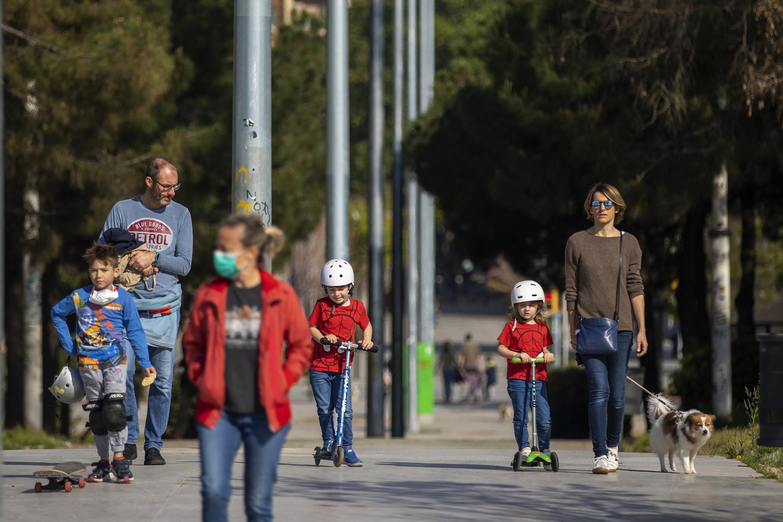 Familias caminan por un bulevar en Barcelona, España, cuando se comenzó a poner fin al confinamiento.