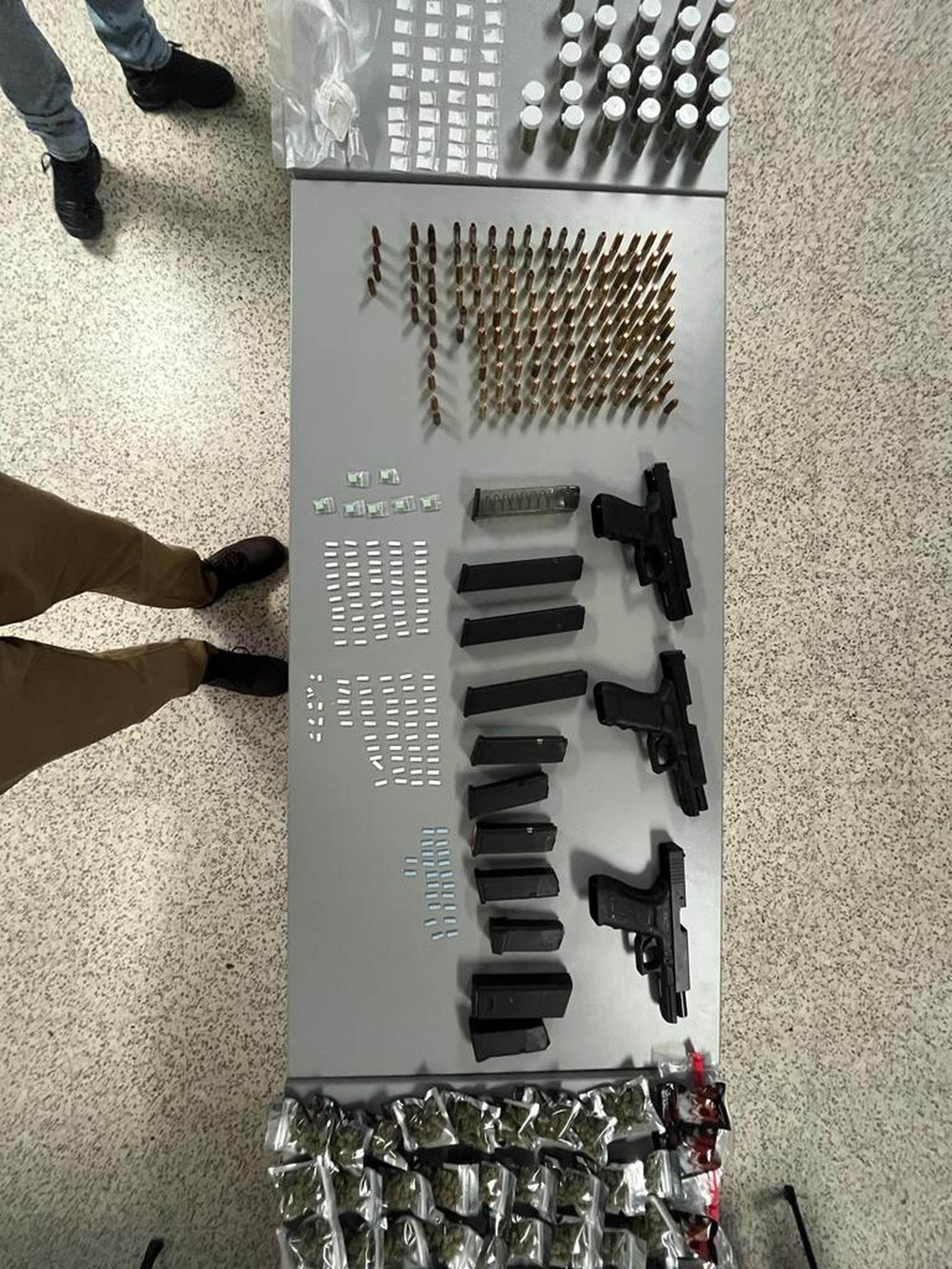 Las pistolas, cargadores y balas fueron ocupadas por agentes de la División de Drogas Metropolitana.