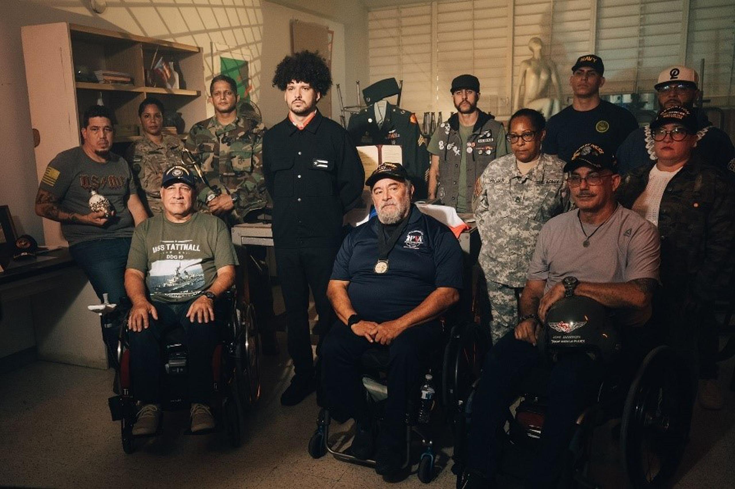 Reunió a 20 veteranos de guerra para la realización del vídeo.