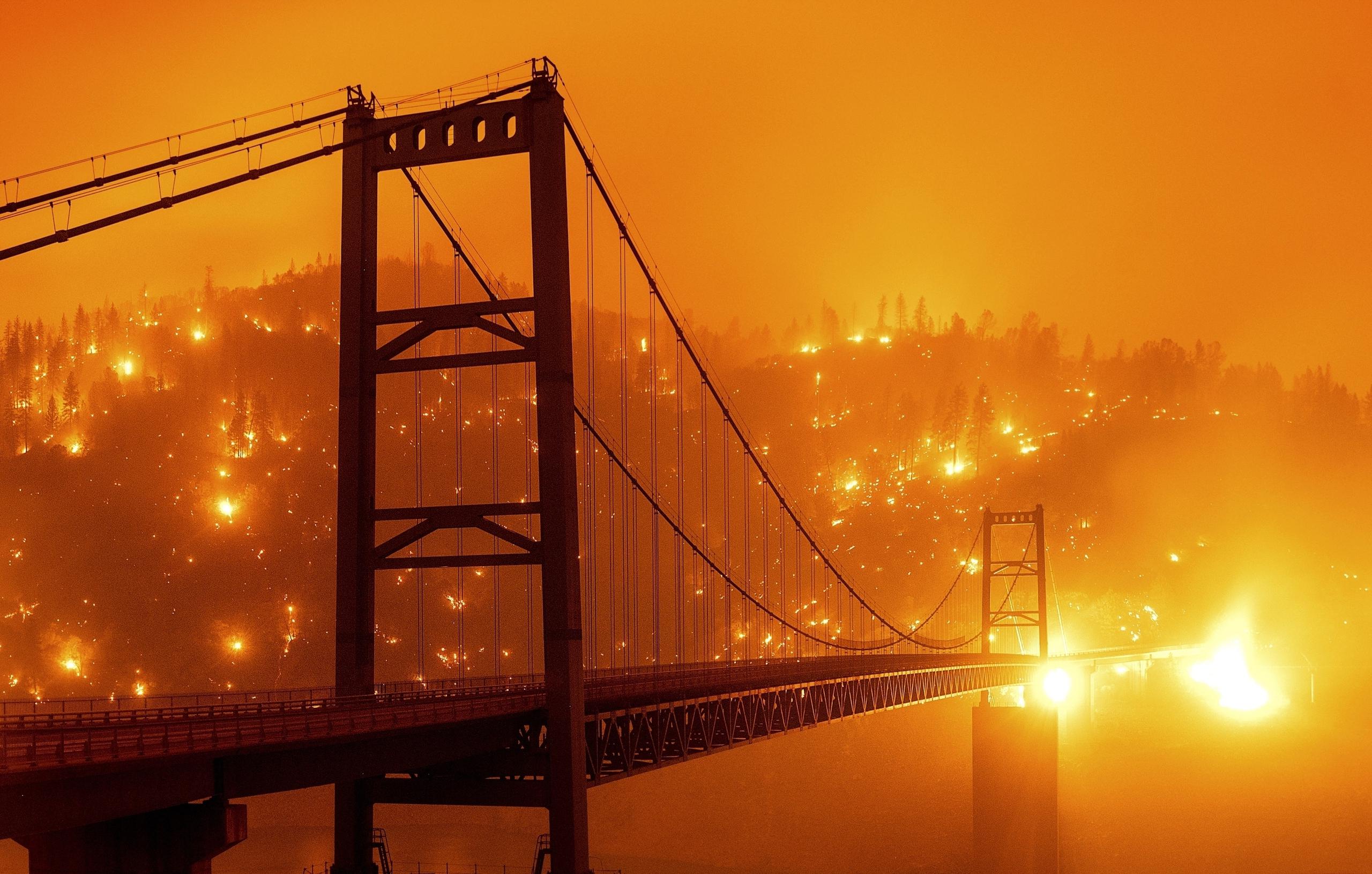 Varios estudios han vinculado los grandes incendios forestales de Estados Unidos con el cambio climático por la quema de carbón, petróleo y gas.