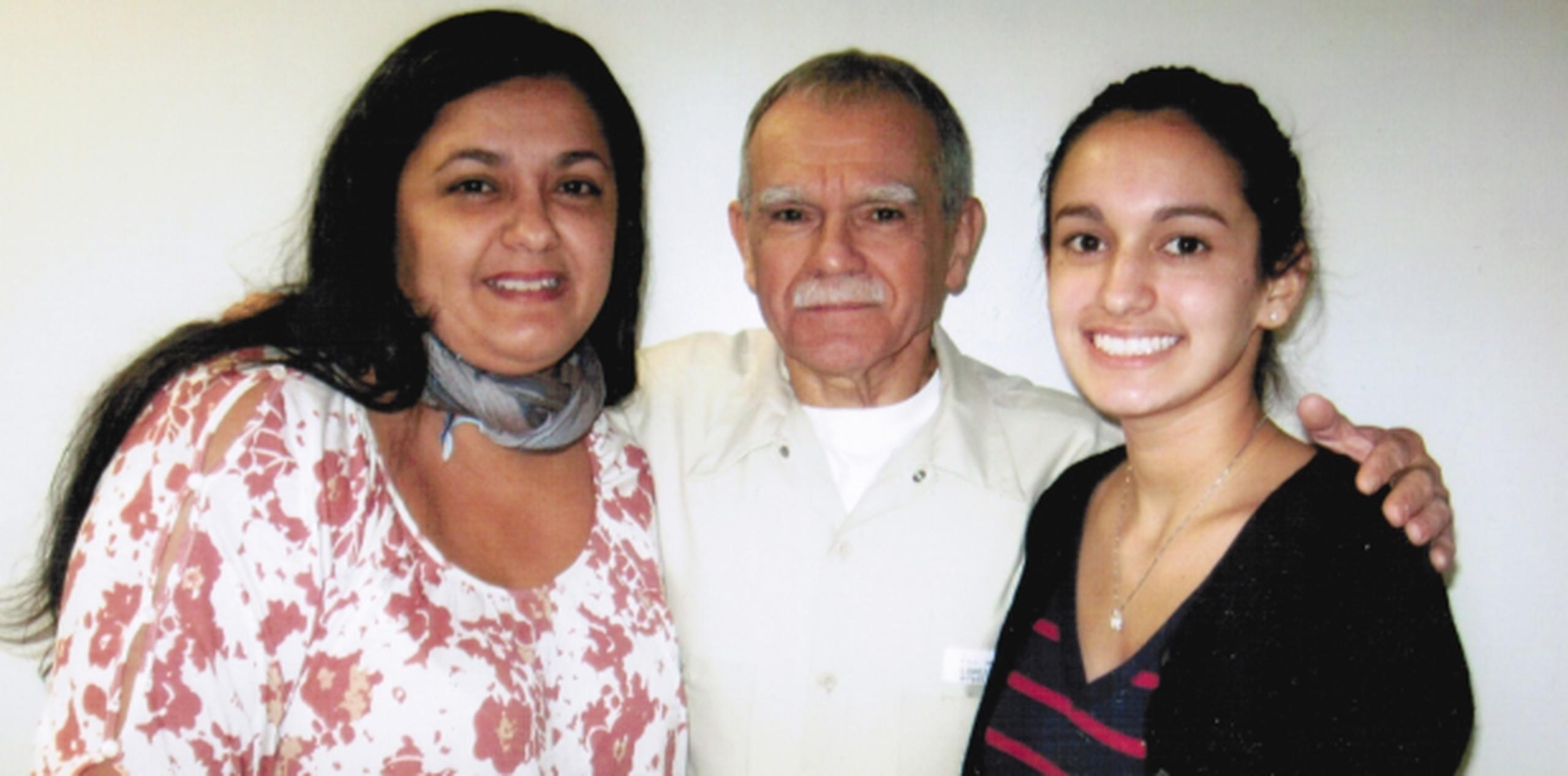 Oscar López, al centro, residirá con su hija Clarisa, a la izquierda, hasta que extinguir su sentencia en mayo. (Archivo)