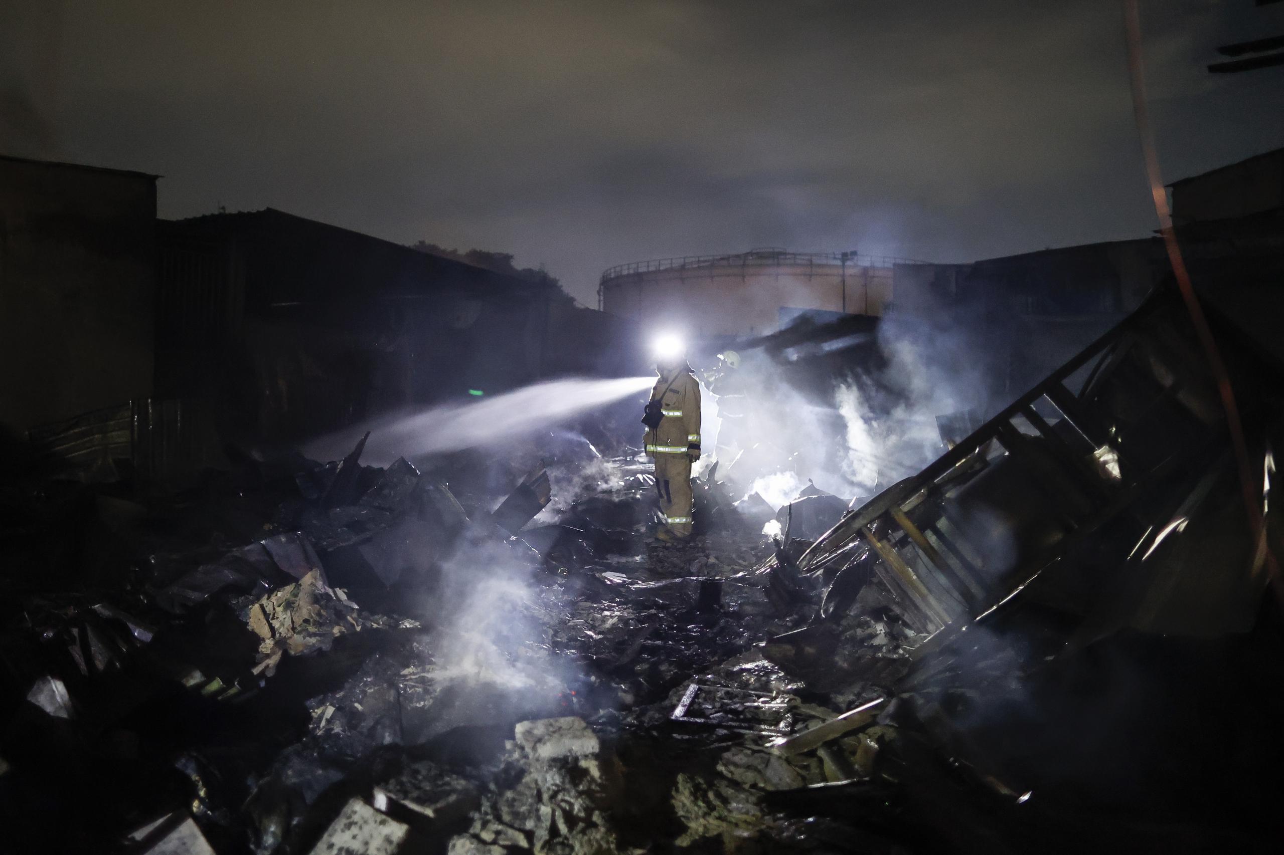 Imagen de archivo de una intervención de los bomberos en un incendio en Yakarta (Indonesia).EFE/EPA/MAST IRHAM
