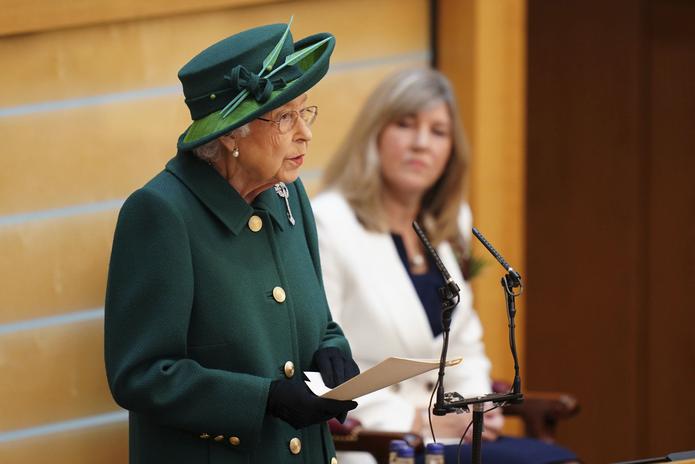 La reina ha aceptado pagar la defensa de su hijo con los fondos de su ducado de Lancaster, que asciende a $31.3 millones.
