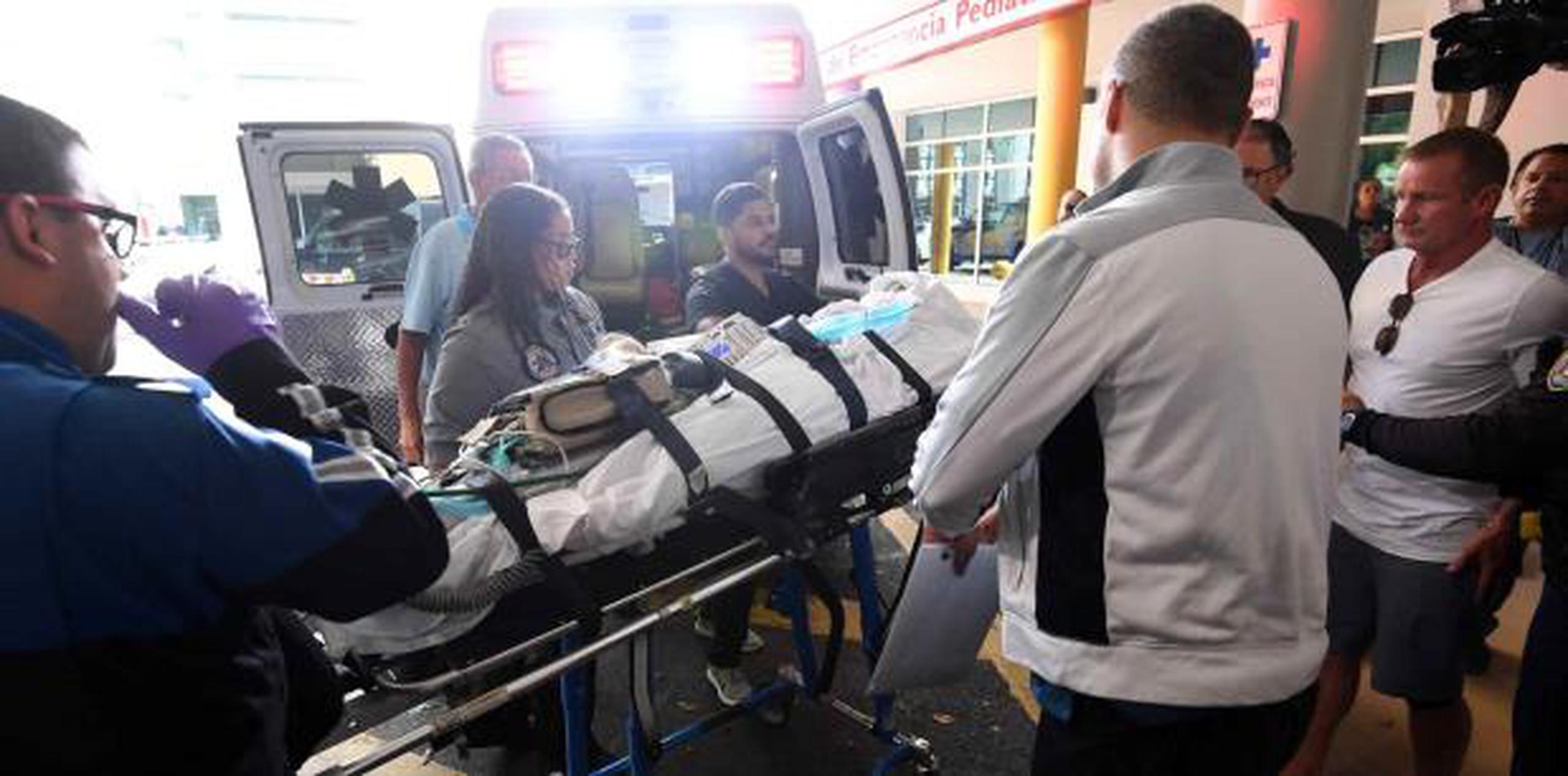 Sean Whelan, con camisa blanca a mano derecha, llegó en la ambulancia con la niña. (andre.kang@gfrmedia.com)