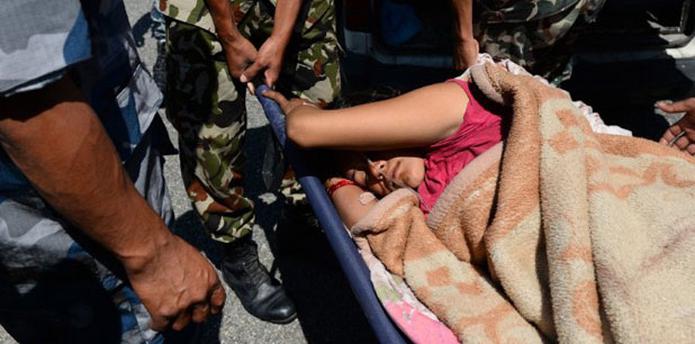 El portavoz del Ministerio del Interior nepalí aseguró el viernes que ya entonces existían "escasas posibilidades de encontrar a alguien con vida" bajo los escombros. (AFP  / Sajjad Hussain)