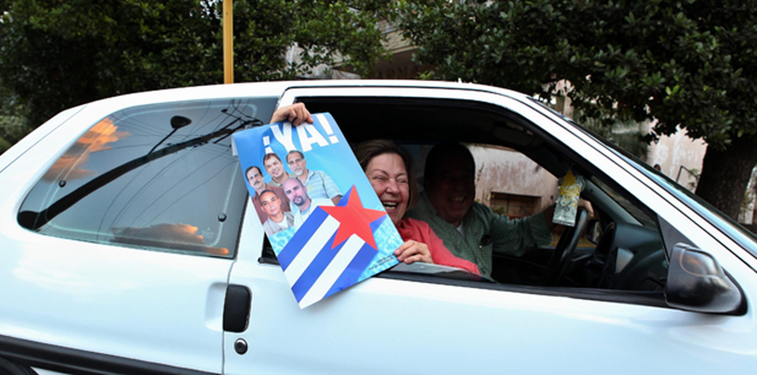 Una pareja celebra desde su vehículo en La Habana la liberación de los tres espías cubanos que permanecían presos en EE.UU. (EFE) EFE/Alejandro Ernesto
