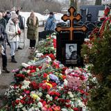 Cientos de rusos siguen depositando flores en la tumba de Navalni