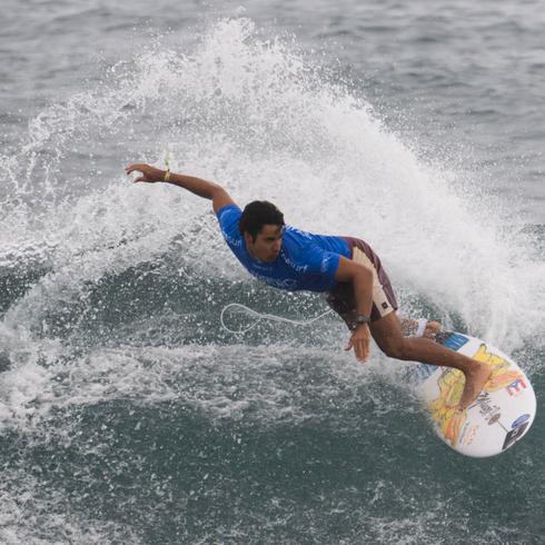Ricardo Delgado adelanta a la tercera ronda del repechaje del Mundial de Surfing