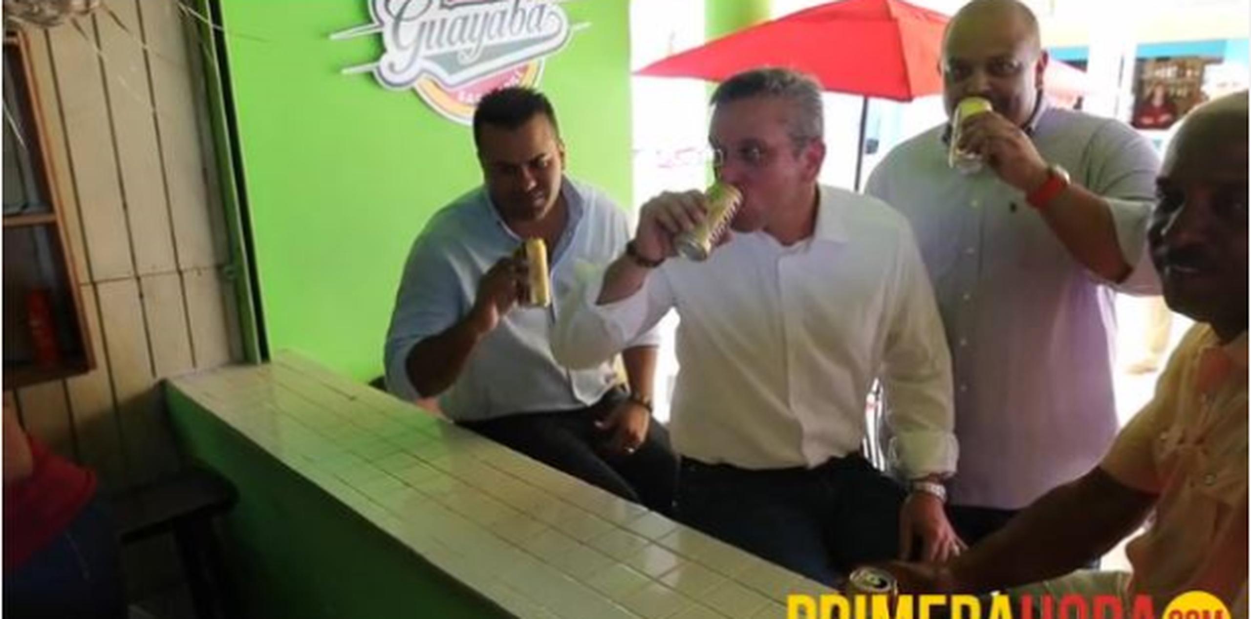El gobernador se refresca con una cerveza en uno de los quioscos durante su recorrido por el rehabilitado malecón de Patillas. (david.villafane@gfrmedia.com)
