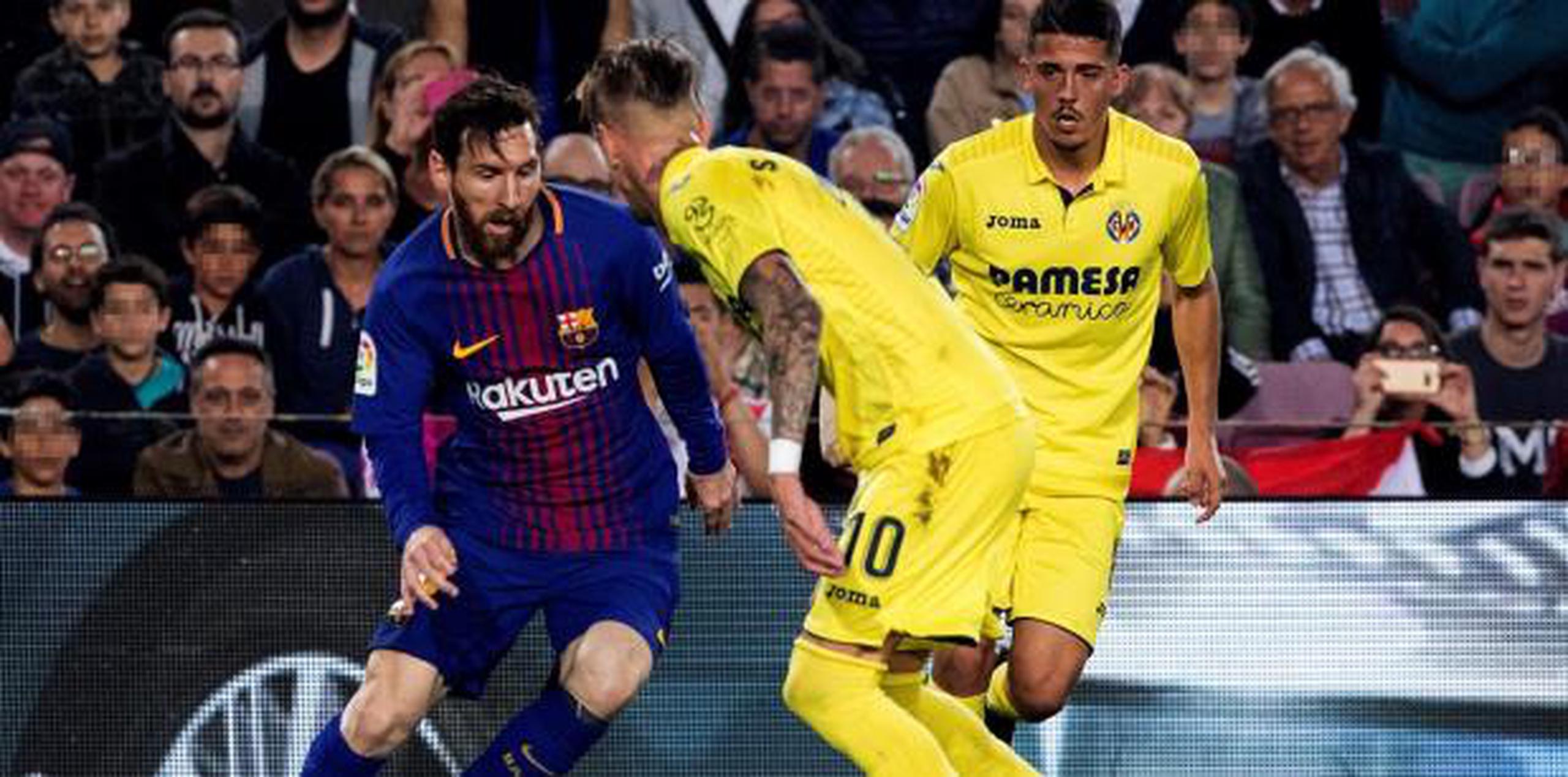 Leo Messi maneja el balón ante Samu Castillejo, de Villarreal, en el partido de ayer. (EFE/ Marta Pérez)
