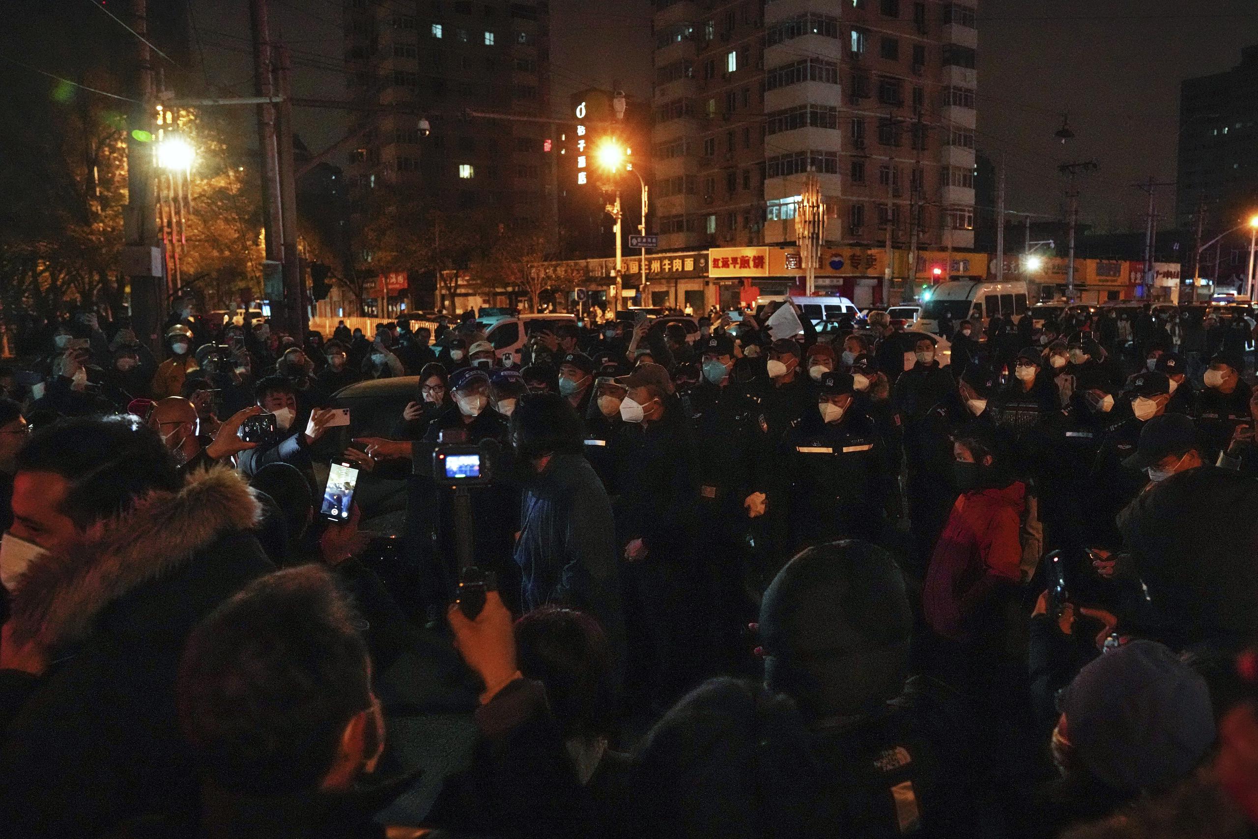 Manifestantes chocan con policías durante una protesta en Beijing el 27 de noviembre de 2022.
