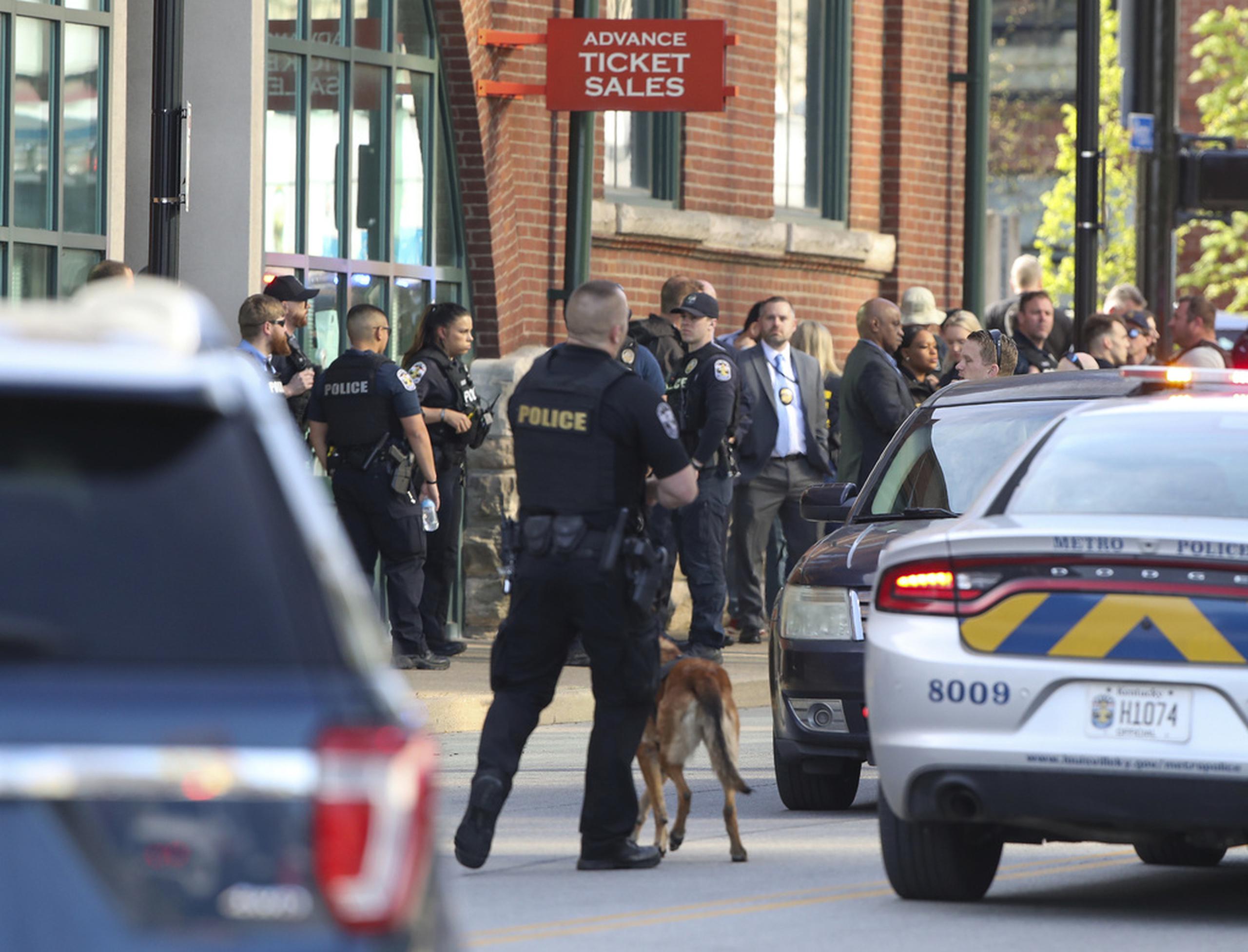 Personal de múltiples agencias llegó al edificio después del tiroteo.