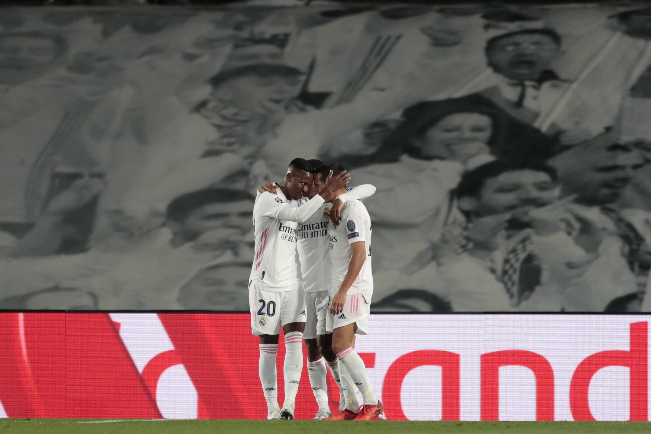 Los jugadores del Real Madrid celebran el tercer gol en la victoria 3-2 ante el Inter de Milán por la Liga de Campeones.