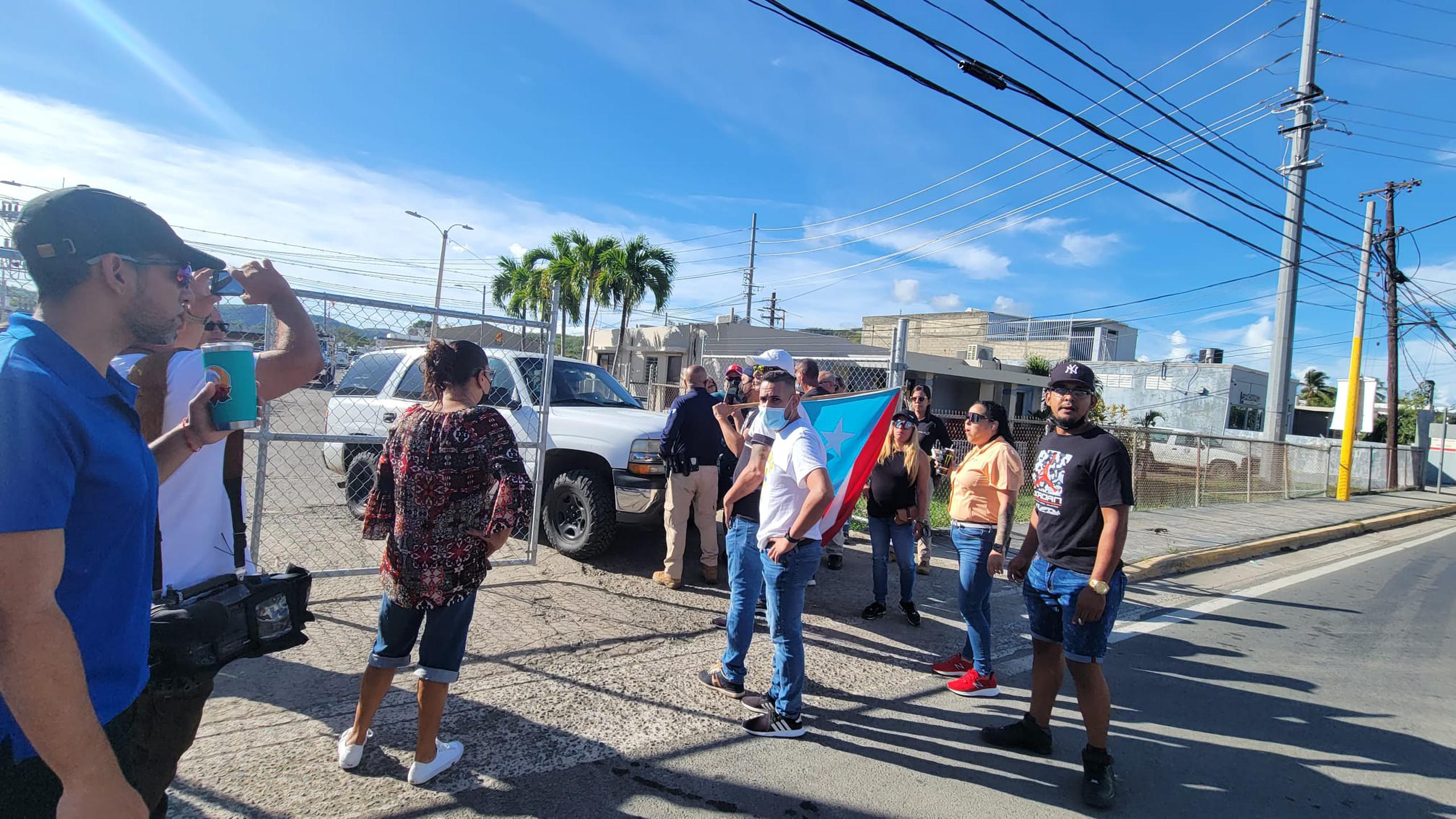 Manifestación de residentes del municipio de Peñuelas en las instalaciones de LUMA Energy en Yauco.