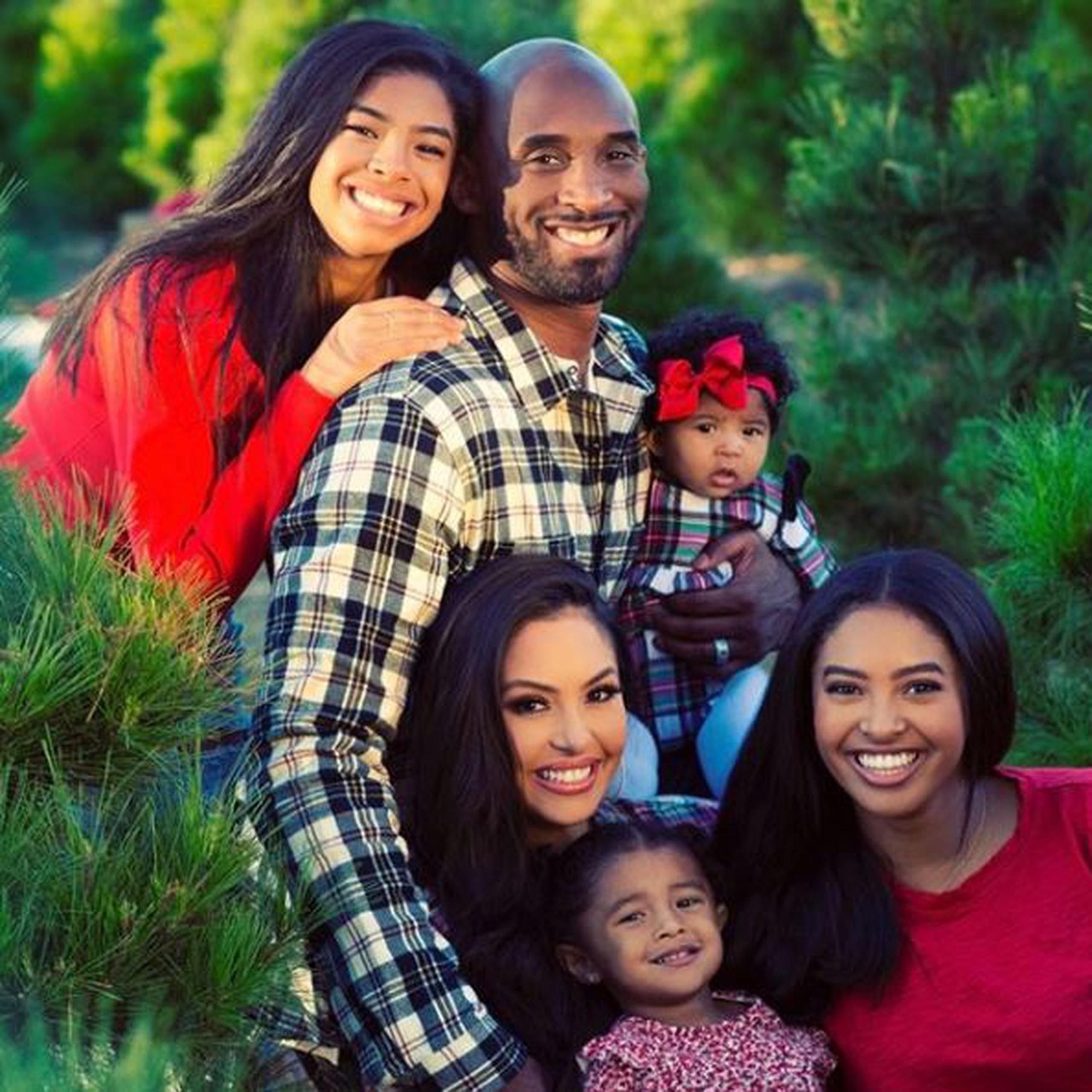 Kobe Bryant y su esposa Vanessa en una foto reciente con sus cuatro hijas.