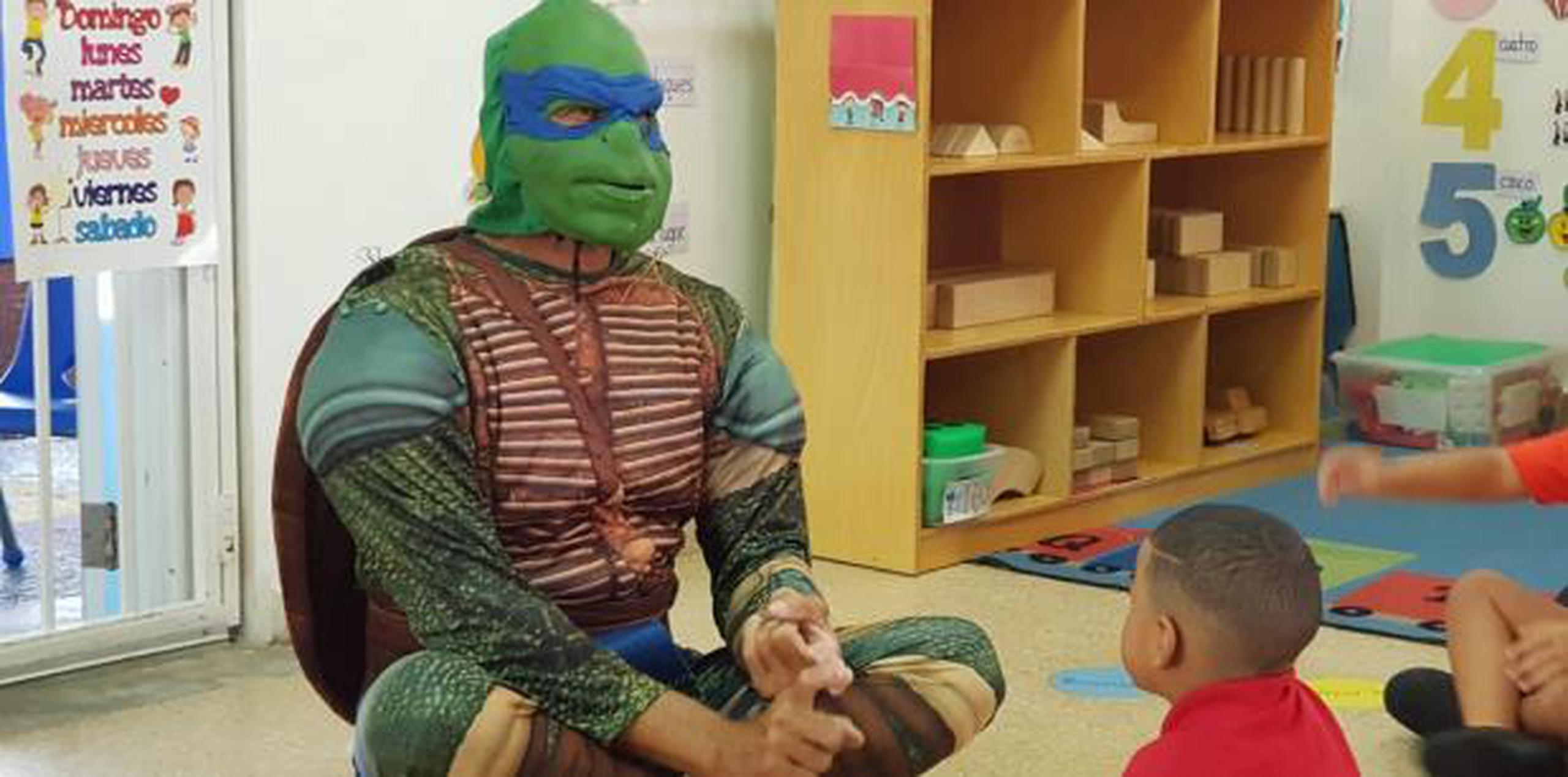Reynosa Laureano se viste de Ninja Turtle, de Batman, Power Ranger y hasta de Popeye para capturar la atención de los chiquitines.  (Para Primera Hora / Cesiach López Maldonado)