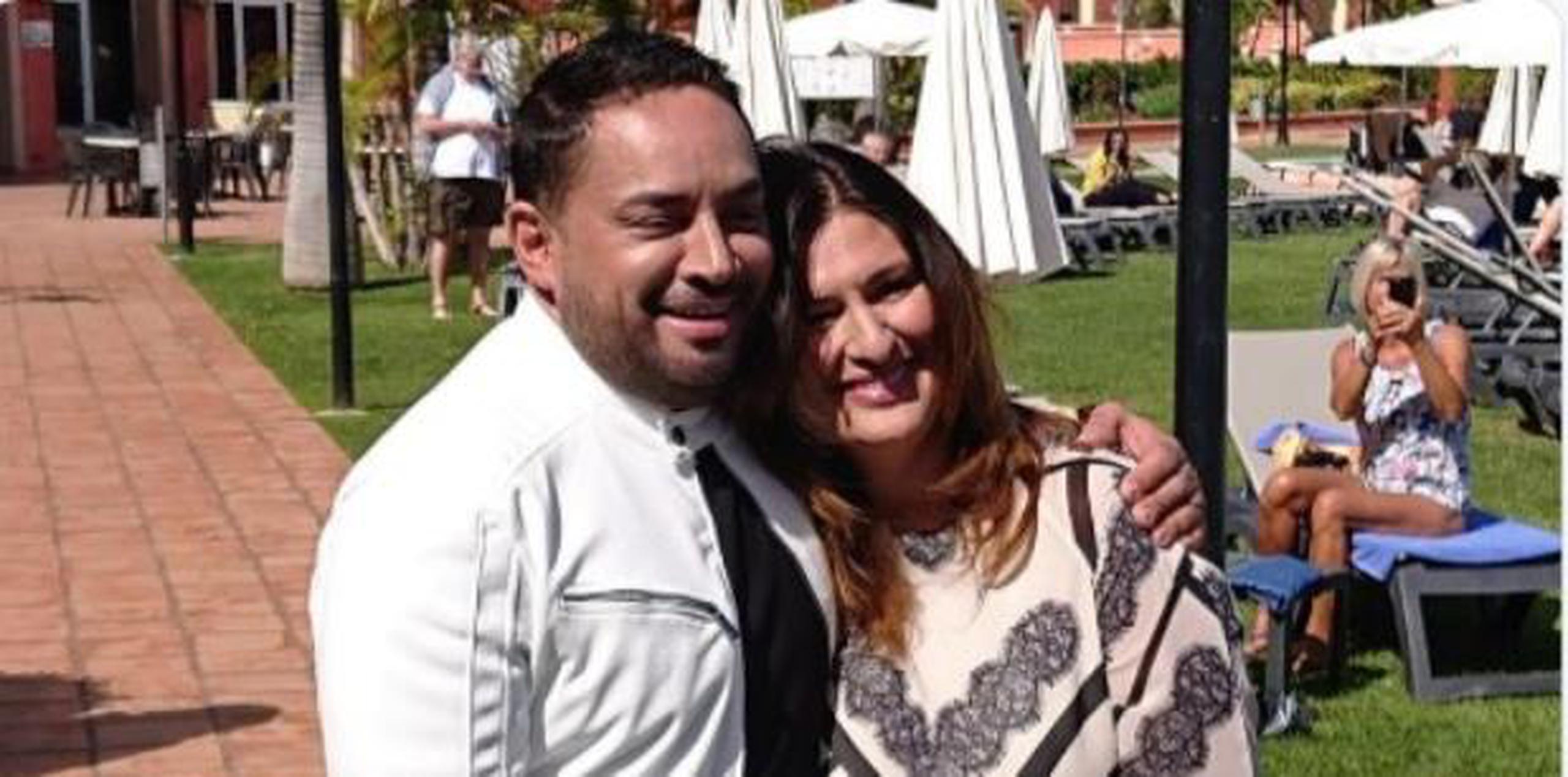 Manny Manuel posó para fotos con la alcaldesa de Guimar, Carmen Luisa Castro. (Twitter)