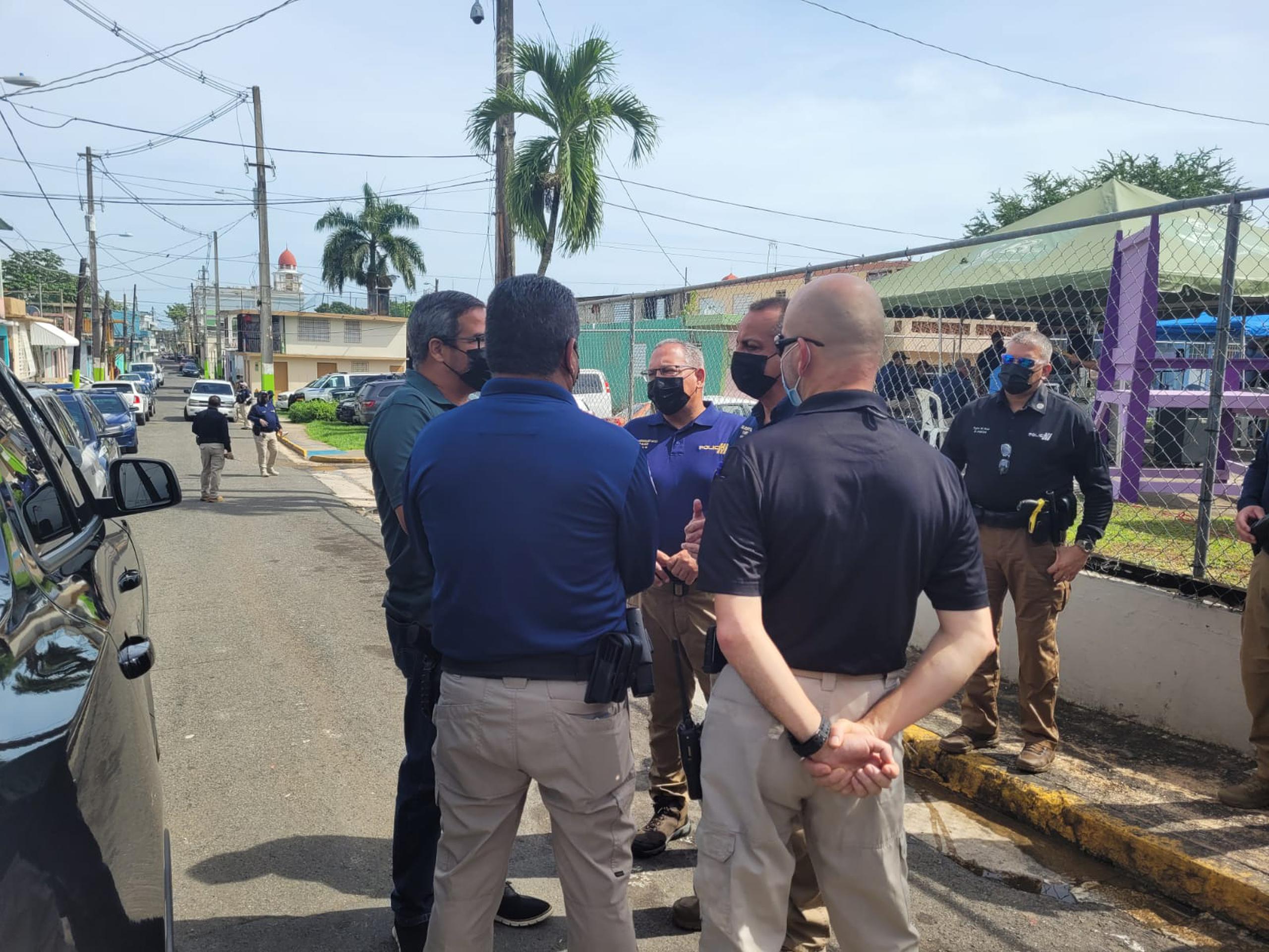 El Negociado de la Policía junto a varias agencias llevó a cabo un Operativo Comunitario en la barriada Altos de Cuba en Vega Baja, para brindar diversas ayudas.
