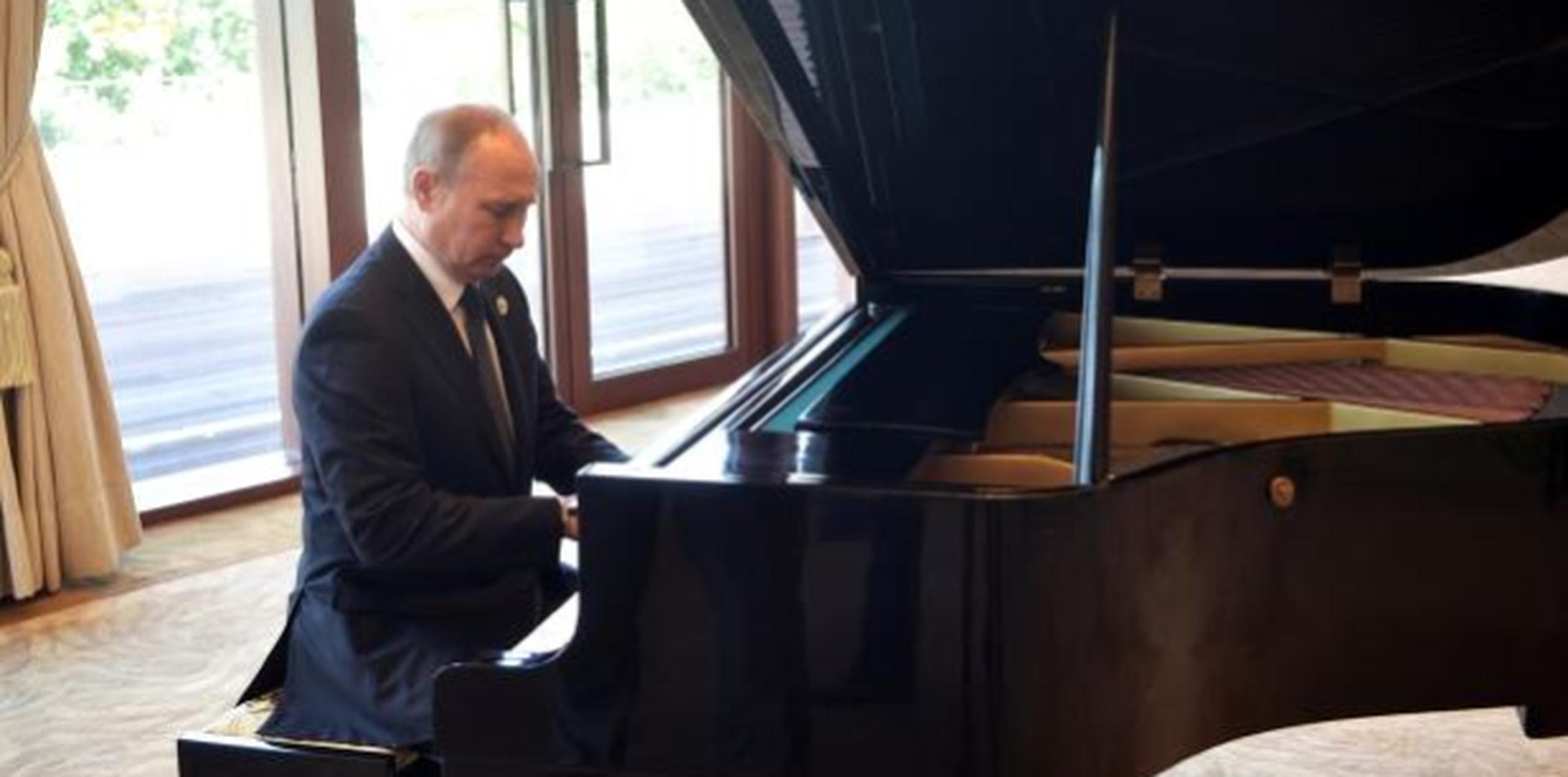Vladimir Putin eligió dos canciones populares sobre Moscú y San Petersburgo para interpretar en piano. (GDA)