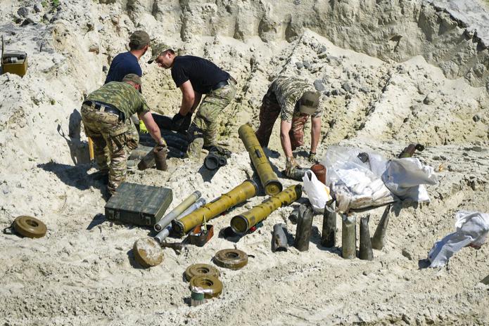 Militares ucranianos se preparan para detonar municiones rusas en las afueras de Kyiv, Ucrania, el 1 de junio de 2022.