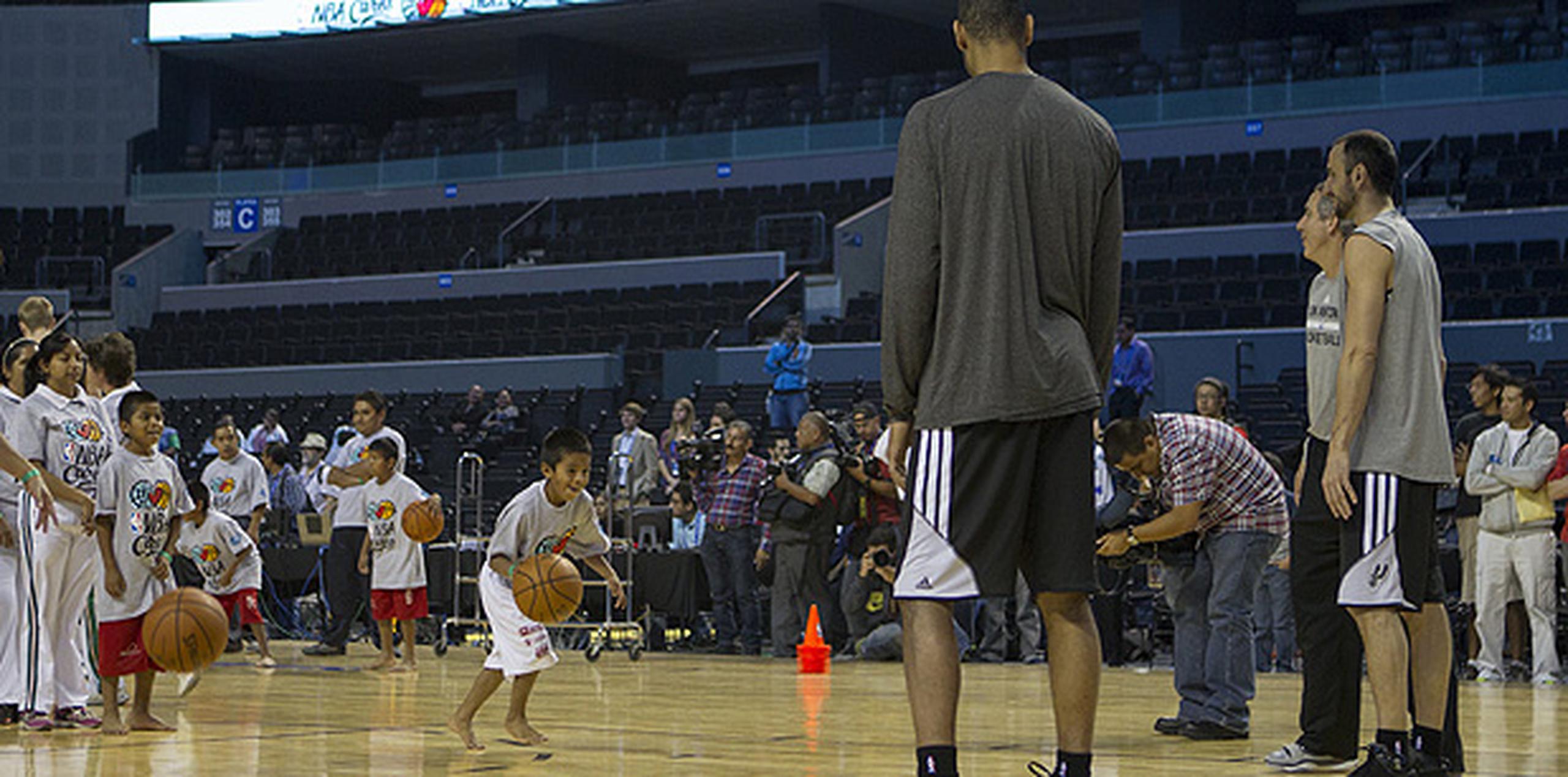 Jugadores de la NBA juegan descalzos contra niños indígenas - Primera Hora