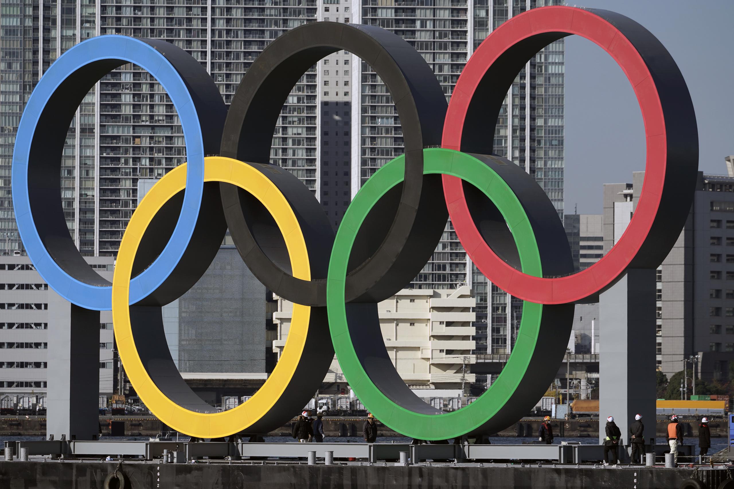 Los anillos olímpicos son desplegados en el distrito de Odaiba de Tokio.