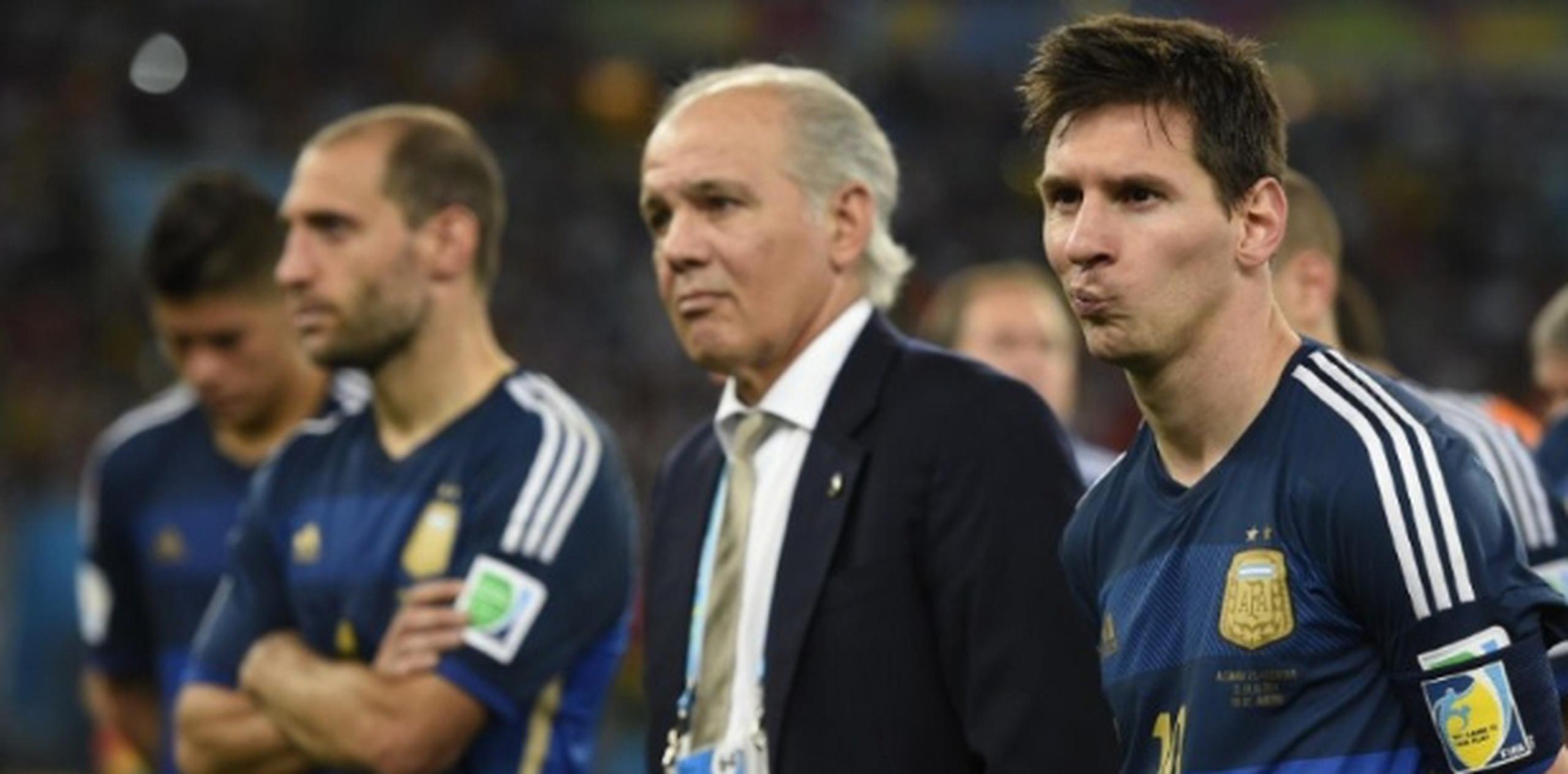 Mats Hummels, de Alemania, busca quitarle una pelota a Lionel Messi. Así fue todo el juego. La defensa germana no descuidó a la Pulga. (AFP)