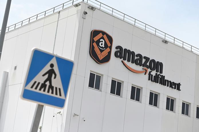 Google y Amazon dijeron que trabajarán con los reguladores británicos en su pesquisa.