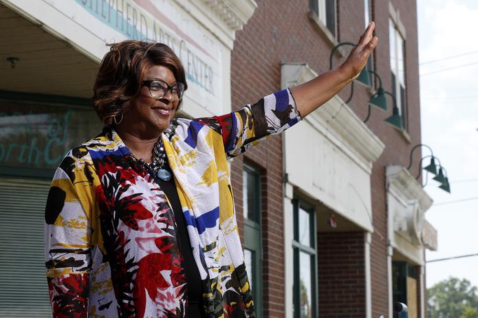 La alcaldesa electa Ella Jones saluda a un simpatizante mientras posa para una fotografía en Ferguson, Missouri