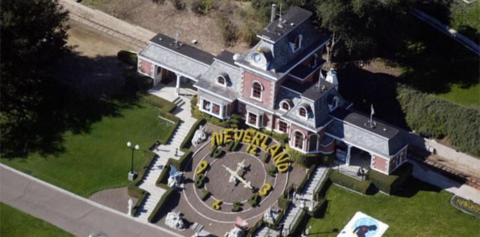 En 2005 la policía allanó "Neverland" en el curso de la investigación iniciada dos años antes contra Jackson por supuesto abuso sexual de menores.(Archivo)