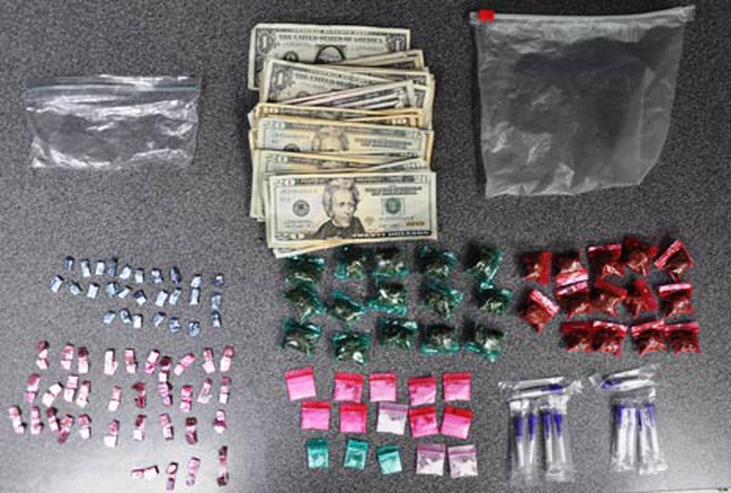Se ocupó 15 bolsas de Cocaína, 61 decks de Heroína, 29 bolsas de Marihuana y 12 capsulas de Crack además de $315.00 dólares en efectivos. (Suministrada)