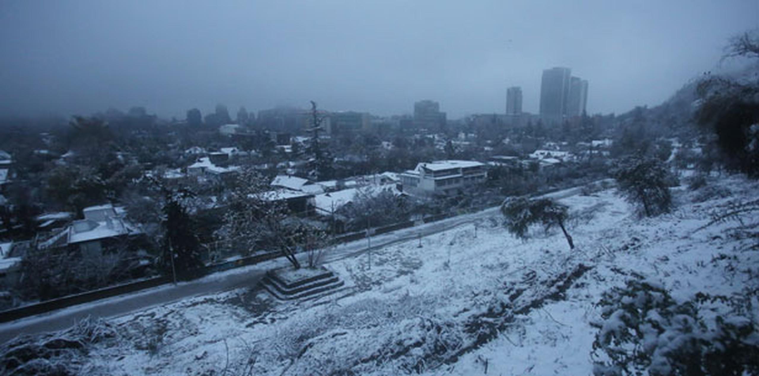 La región metropolitana de Chile amaneció el sábado cubierta de nieve y en algunas comunas del oriente de Santiago alcanzó hasta 40 centímetros. (EFE)