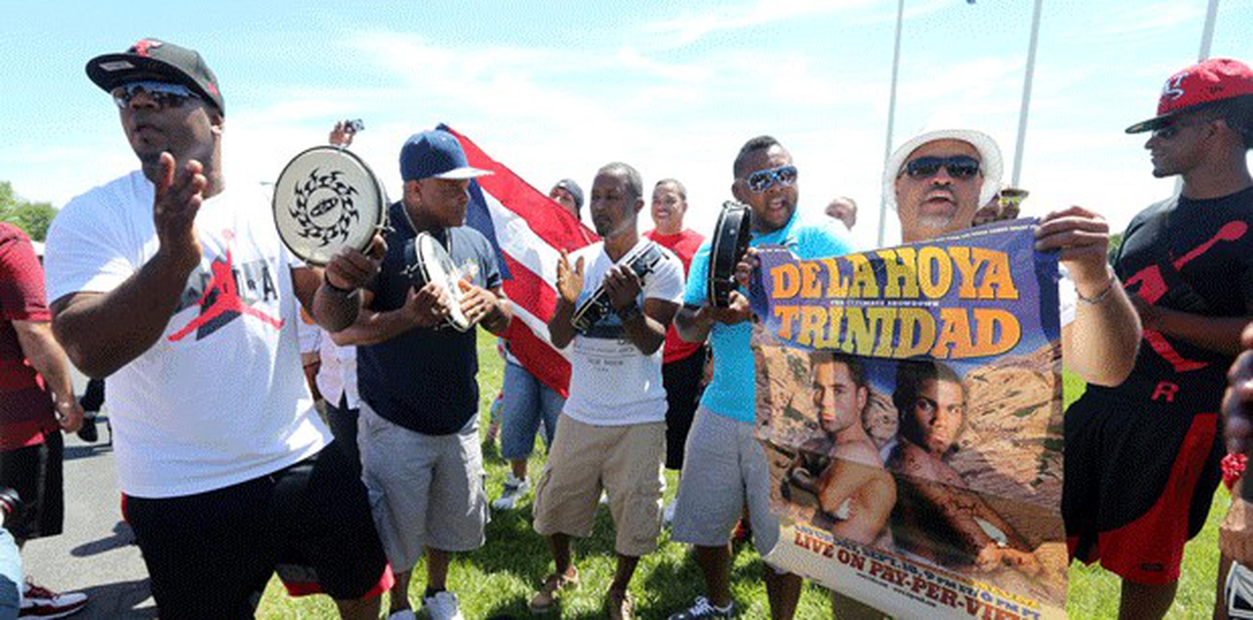 Un grupo de puertorriqueños, originales de Loíza, tocaron plena esta mañana en los jardines del Museo del Salón de la Fama del Boxeo Internacional. (Juan.martinez@gfrmedia.com)