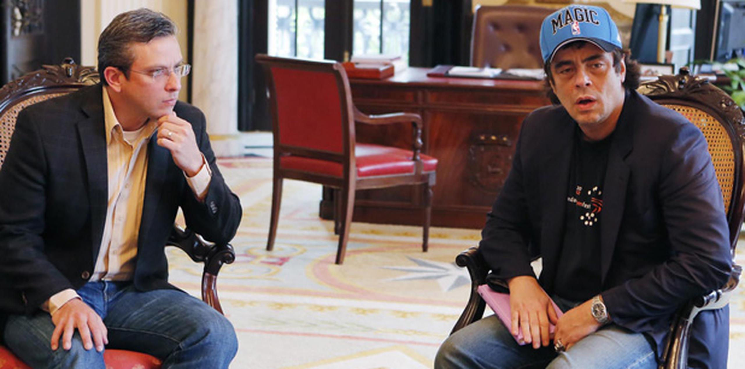 Alejandro García Padilla y Benicio del Toro se reunieron hoy brevemente en La Fortaleza. (Suministrada)